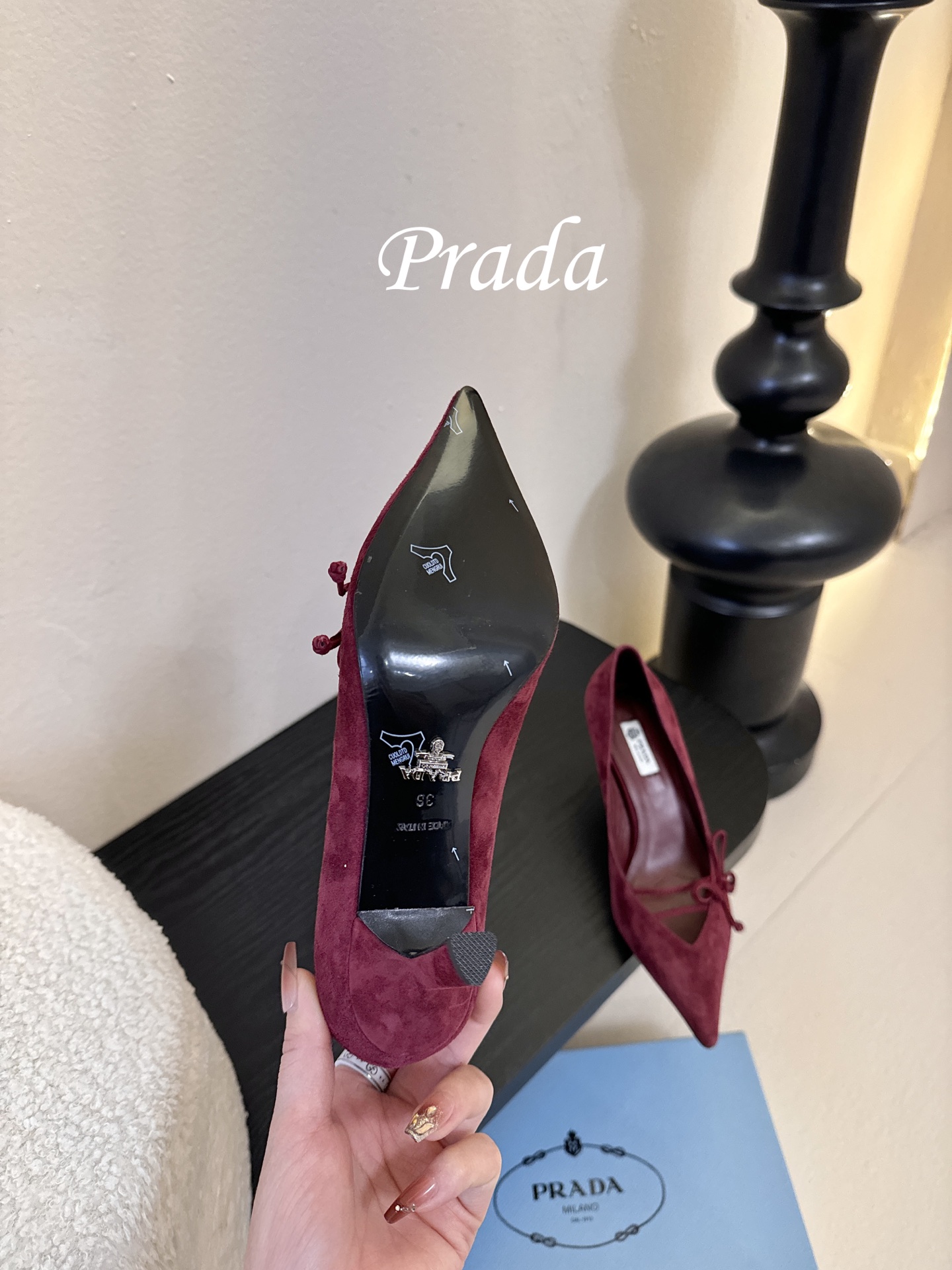 Prad* 26ss经典款三角标尖头小高跟单鞋采用锐利尖头+几何三角标的组合，鞋头处的三角拼接是品牌辨识