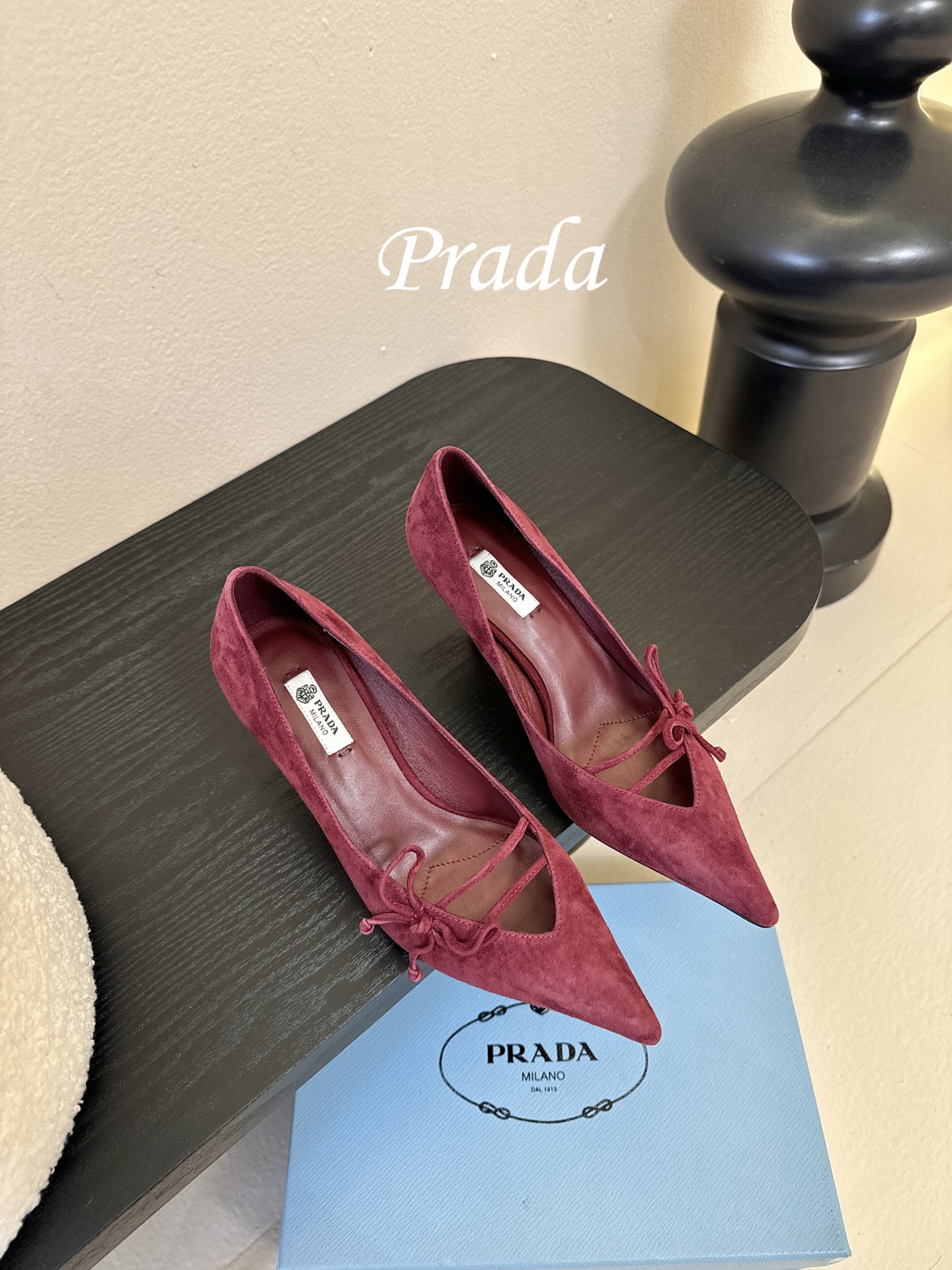 Prad* 26ss经典款三角标尖头小高跟单鞋采用锐利尖头+几何三角标的组合，鞋头处的三角拼接是品牌辨识