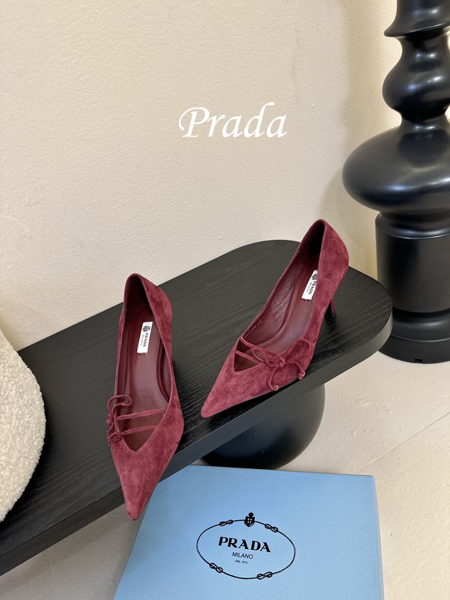 Prad* 26ss经典款三角标尖头小高跟单鞋采用锐利尖头+几何三角标的组合，鞋头处的三角拼接是品牌辨识