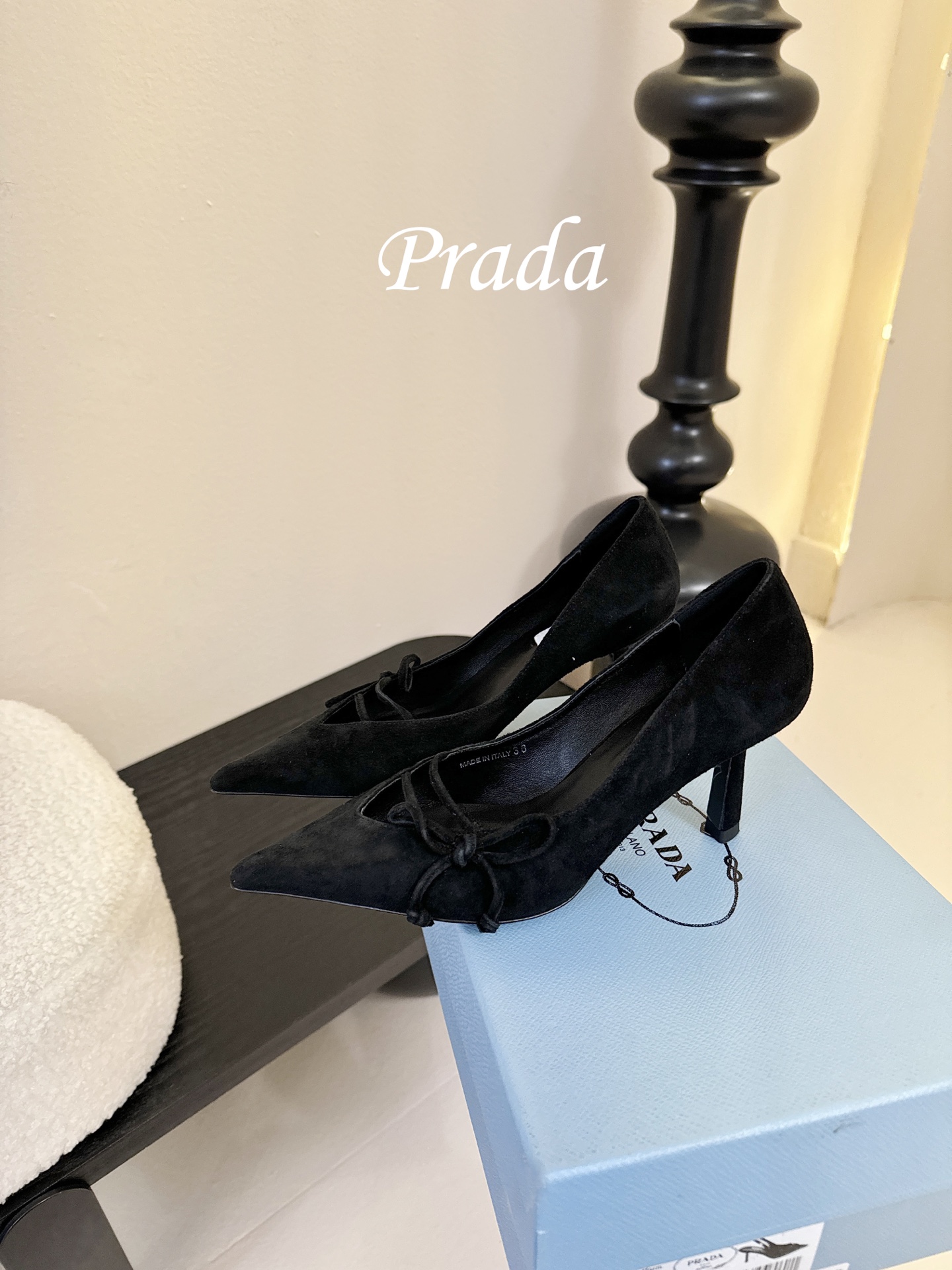 Prad* 26ss经典款三角标尖头小高跟单鞋采用锐利尖头+几何三角标的组合，鞋头处的三角拼接是品牌辨识