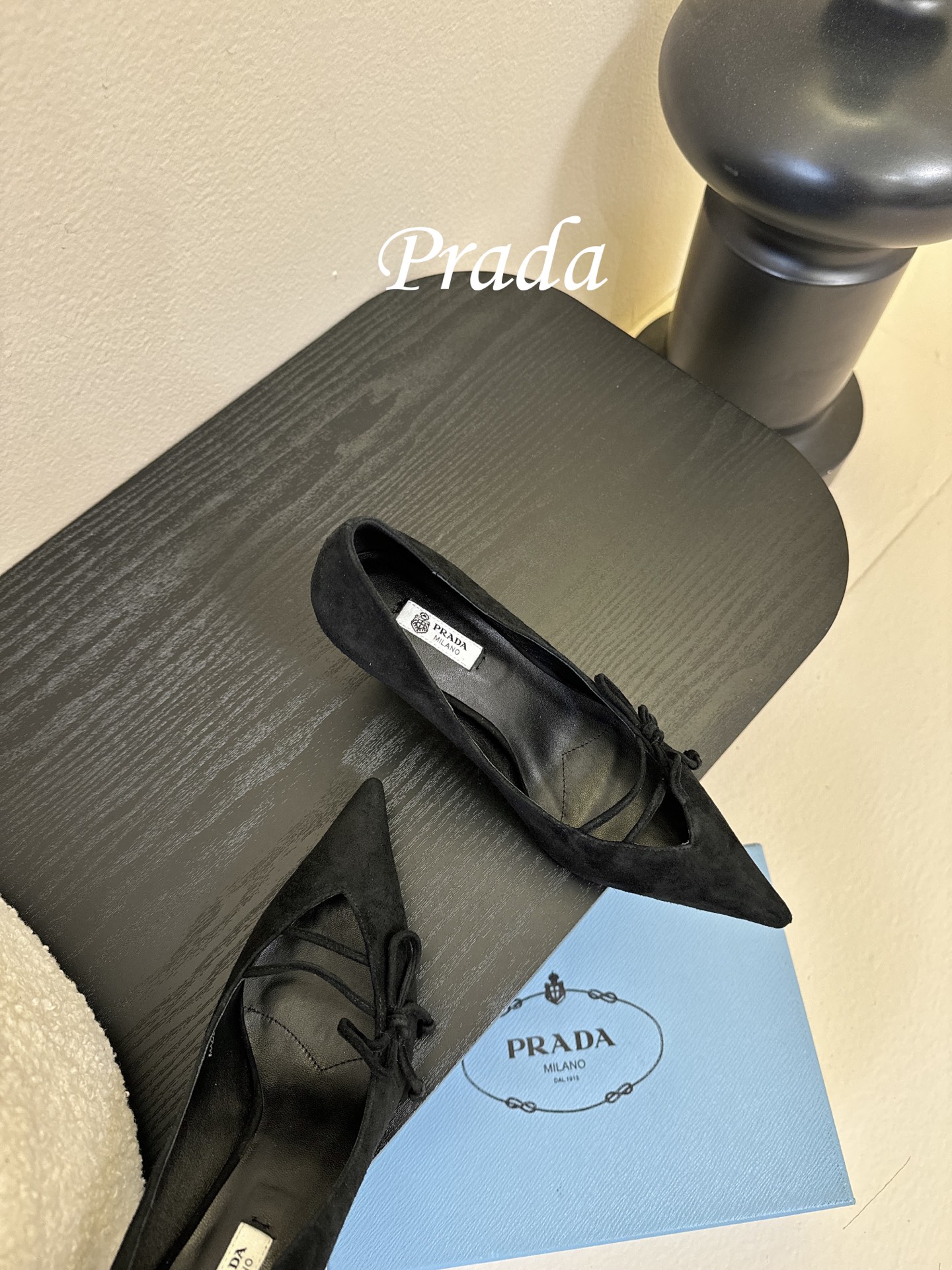 Prad* 26ss经典款三角标尖头小高跟单鞋采用锐利尖头+几何三角标的组合，鞋头处的三角拼接是品牌辨识