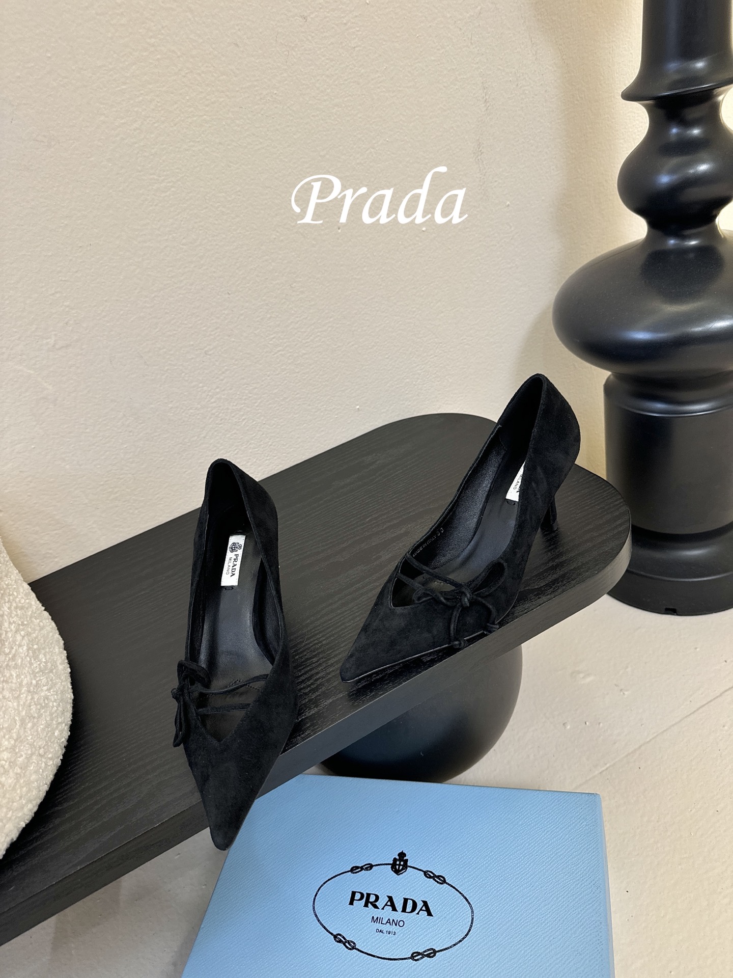 Prad* 26ss经典款三角标尖头小高跟单鞋采用锐利尖头+几何三角标的组合，鞋头处的三角拼接是品牌辨识