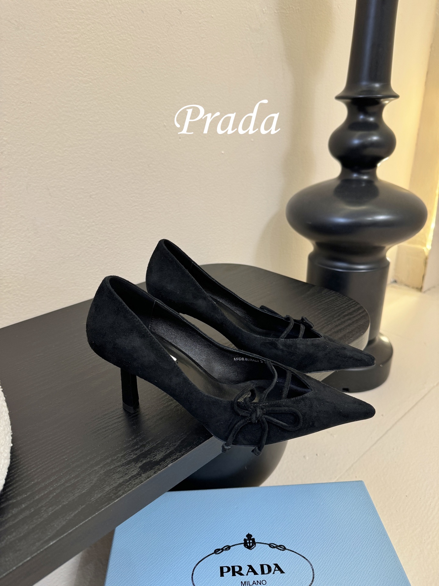 Prad* 26ss经典款三角标尖头小高跟单鞋采用锐利尖头+几何三角标的组合，鞋头处的三角拼接是品牌辨识