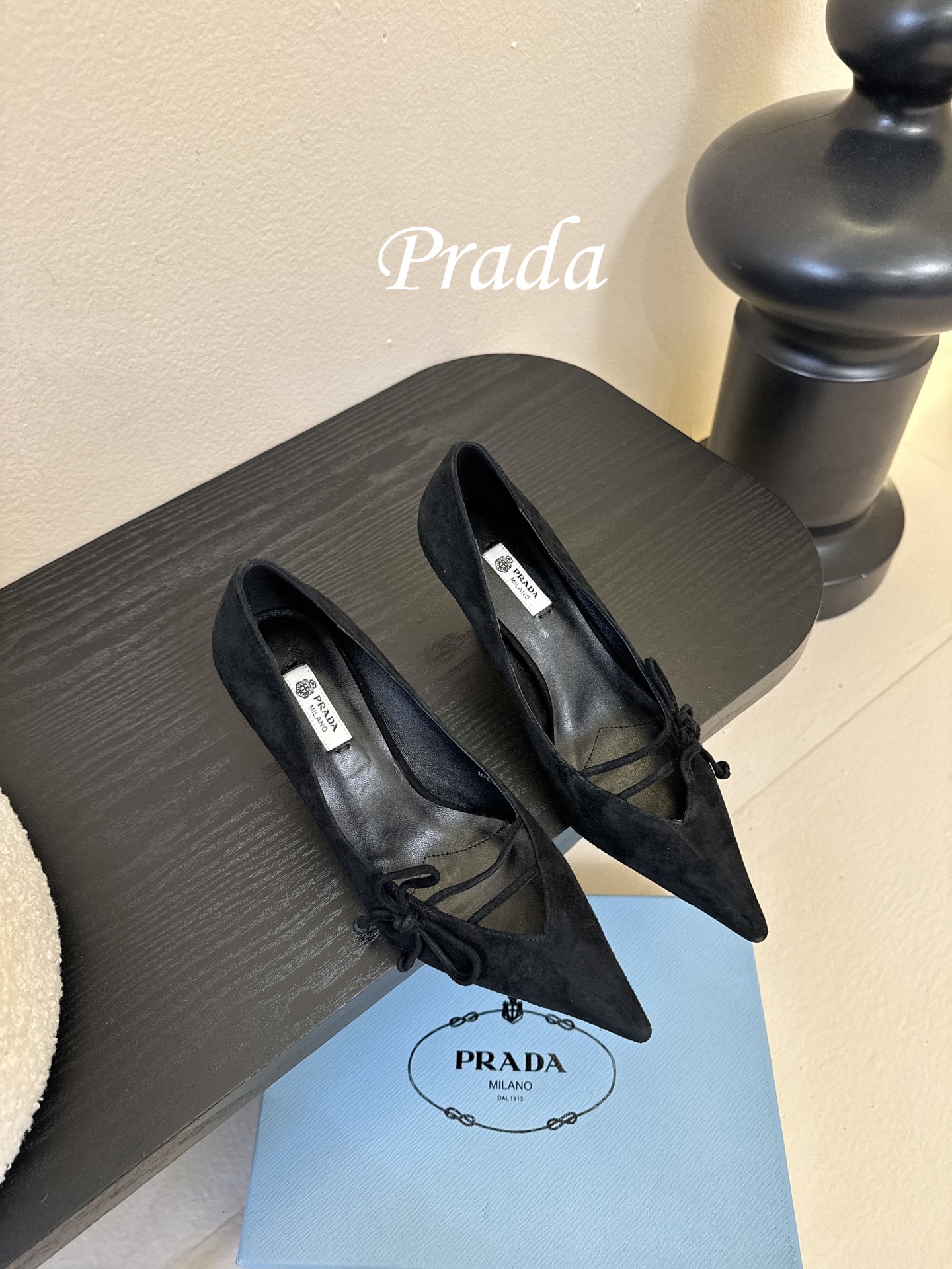 Prad* 26ss经典款三角标尖头小高跟单鞋采用锐利尖头+几何三角标的组合，鞋头处的三角拼接是品牌辨识