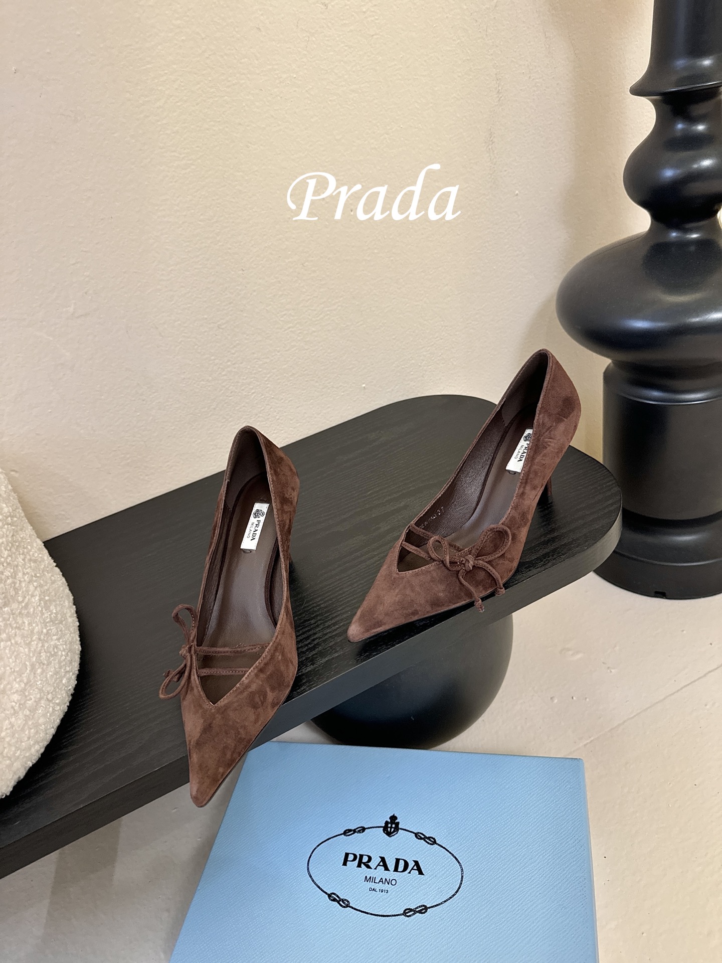 Prad* 26ss经典款三角标尖头小高跟单鞋采用锐利尖头+几何三角标的组合，鞋头处的三角拼接是品牌辨识