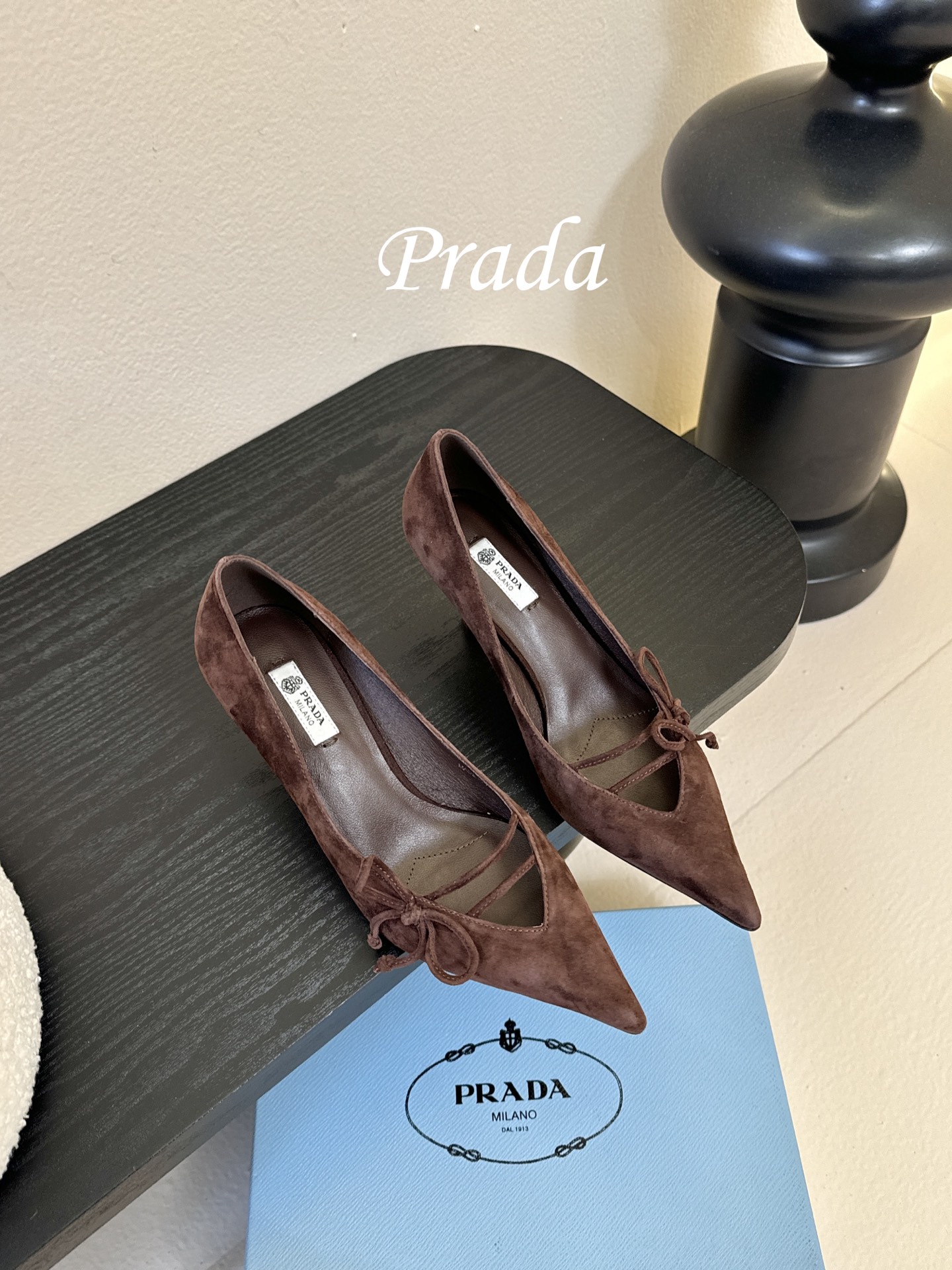 Prad* 26ss经典款三角标尖头小高跟单鞋采用锐利尖头+几何三角标的组合，鞋头处的三角拼接是品牌辨识