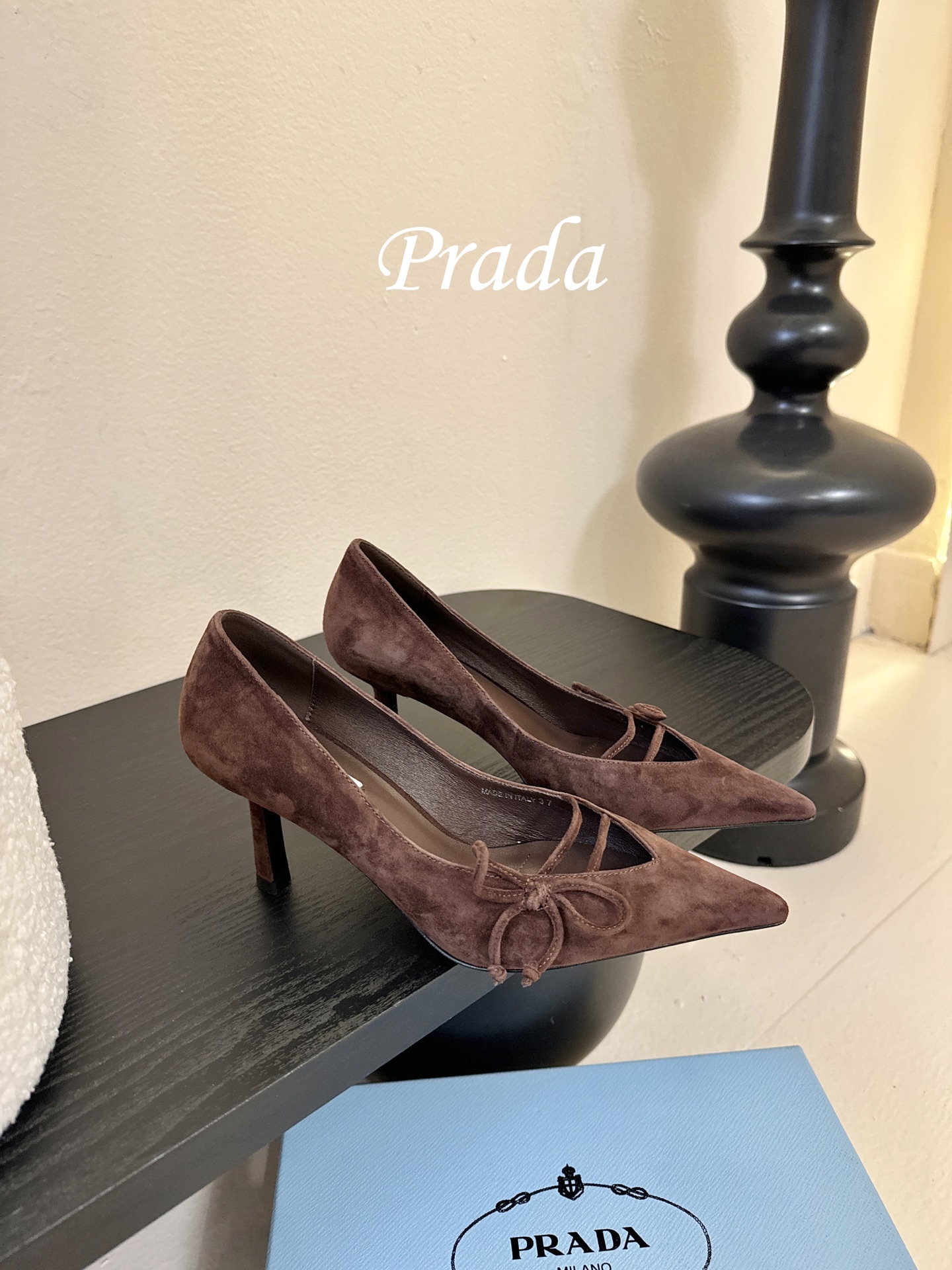 Prad* 26ss经典款三角标尖头小高跟单鞋采用锐利尖头+几何三角标的组合，鞋头处的三角拼接是品牌辨识