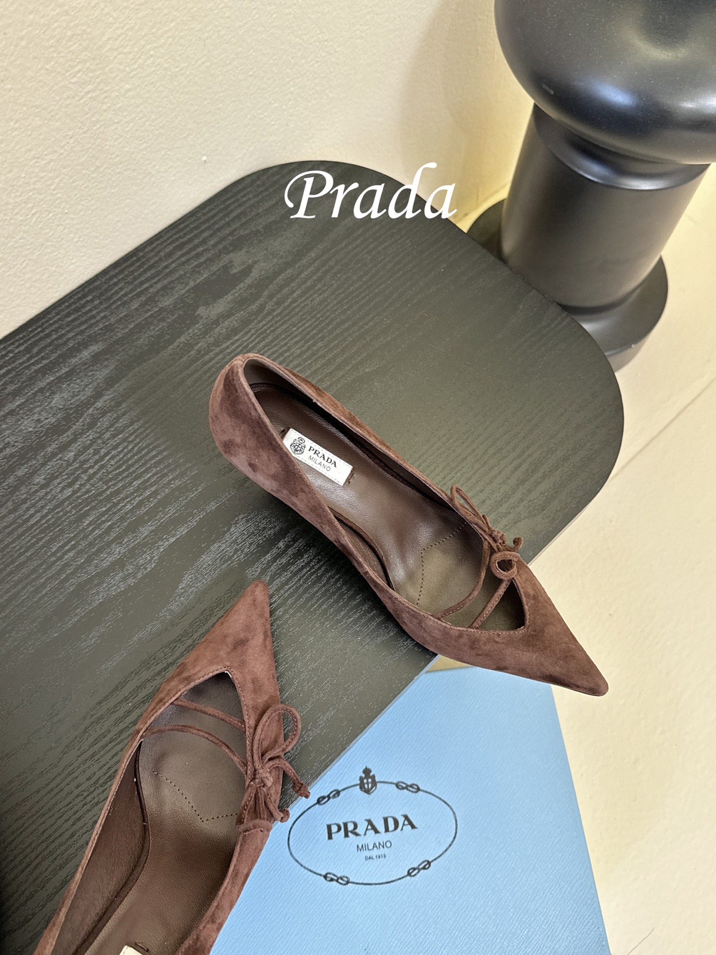 Prad* 26ss经典款三角标尖头小高跟单鞋采用锐利尖头+几何三角标的组合，鞋头处的三角拼接是品牌辨识