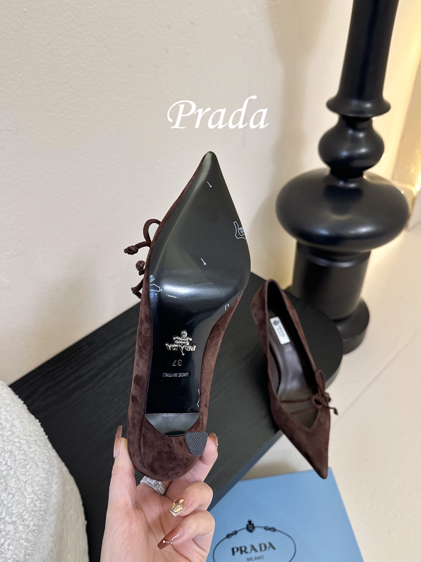 Prad* 26ss经典款三角标尖头小高跟单鞋采用锐利尖头+几何三角标的组合，鞋头处的三角拼接是品牌辨识