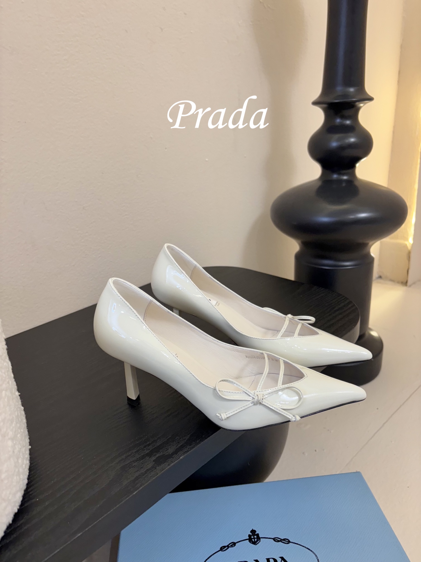 Prad* 26ss经典款三角标尖头小高跟单鞋采用锐利尖头+几何三角标的组合，鞋头处的三角拼接是品牌辨识