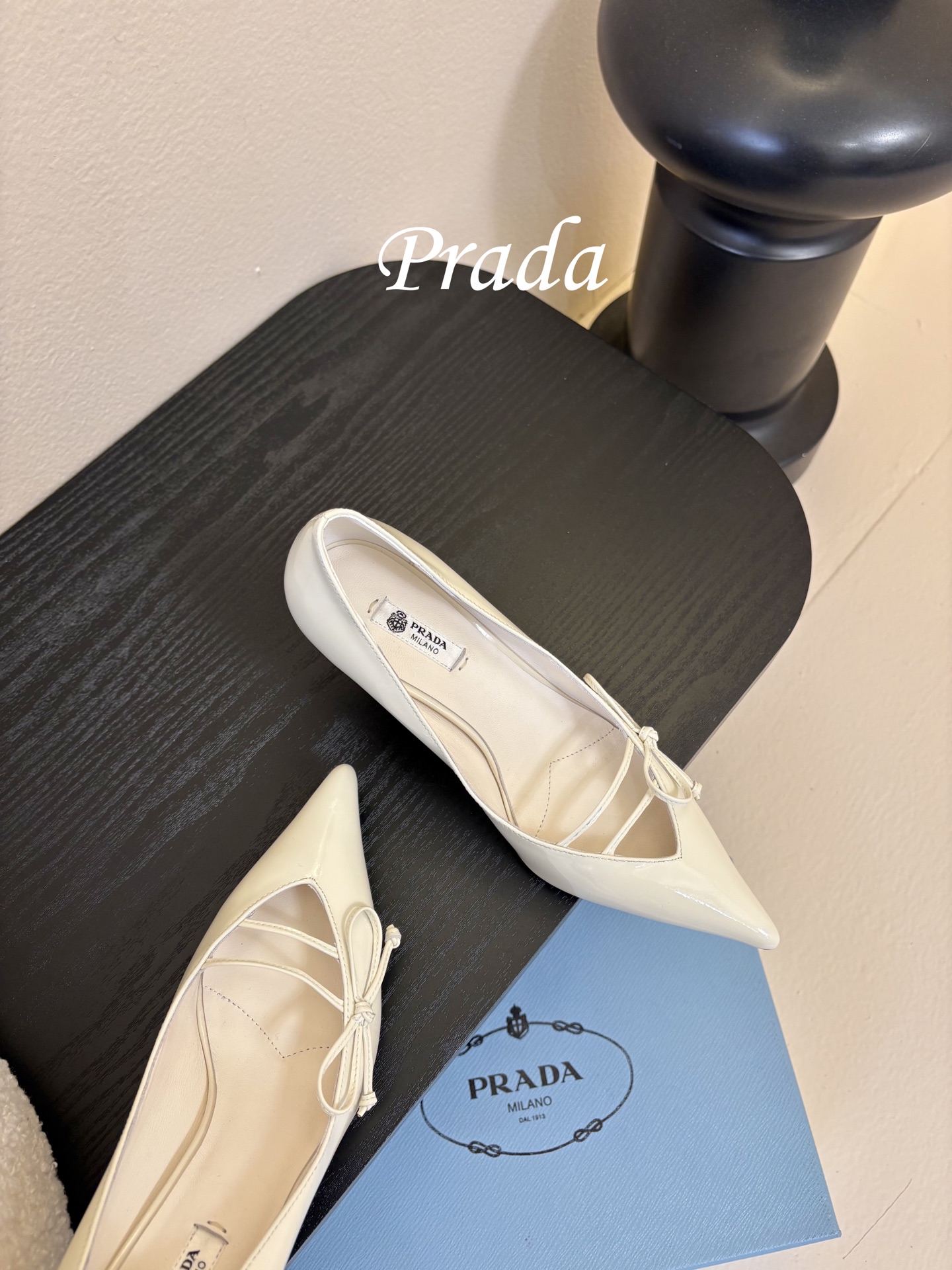 Prad* 26ss经典款三角标尖头小高跟单鞋采用锐利尖头+几何三角标的组合，鞋头处的三角拼接是品牌辨识