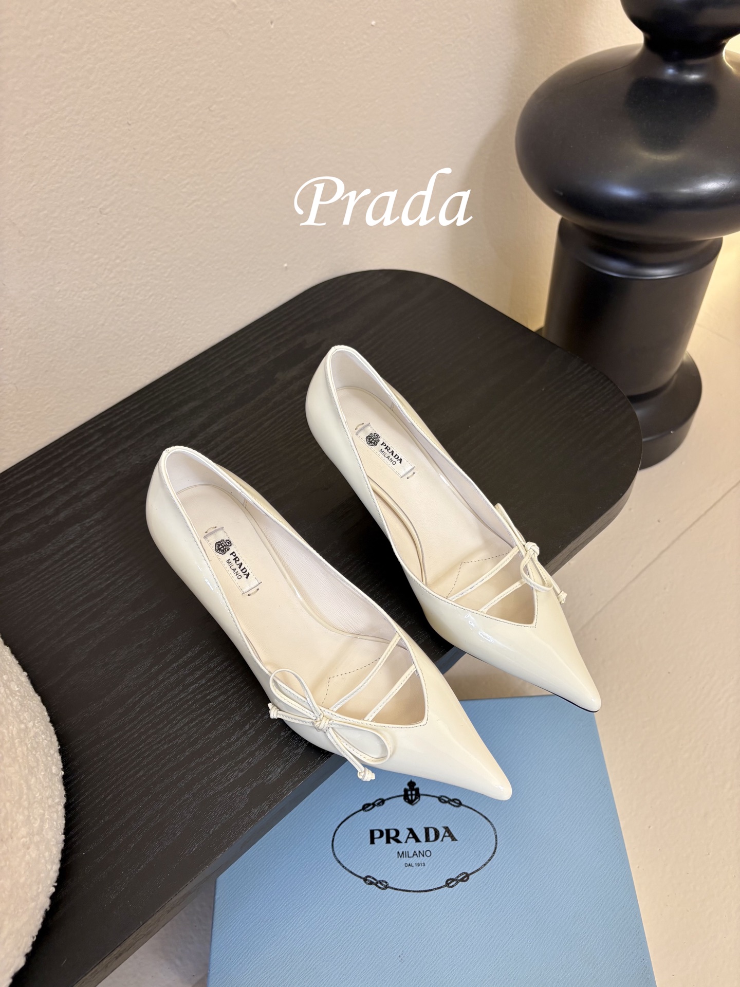 Prad* 26ss经典款三角标尖头小高跟单鞋采用锐利尖头+几何三角标的组合，鞋头处的三角拼接是品牌辨识