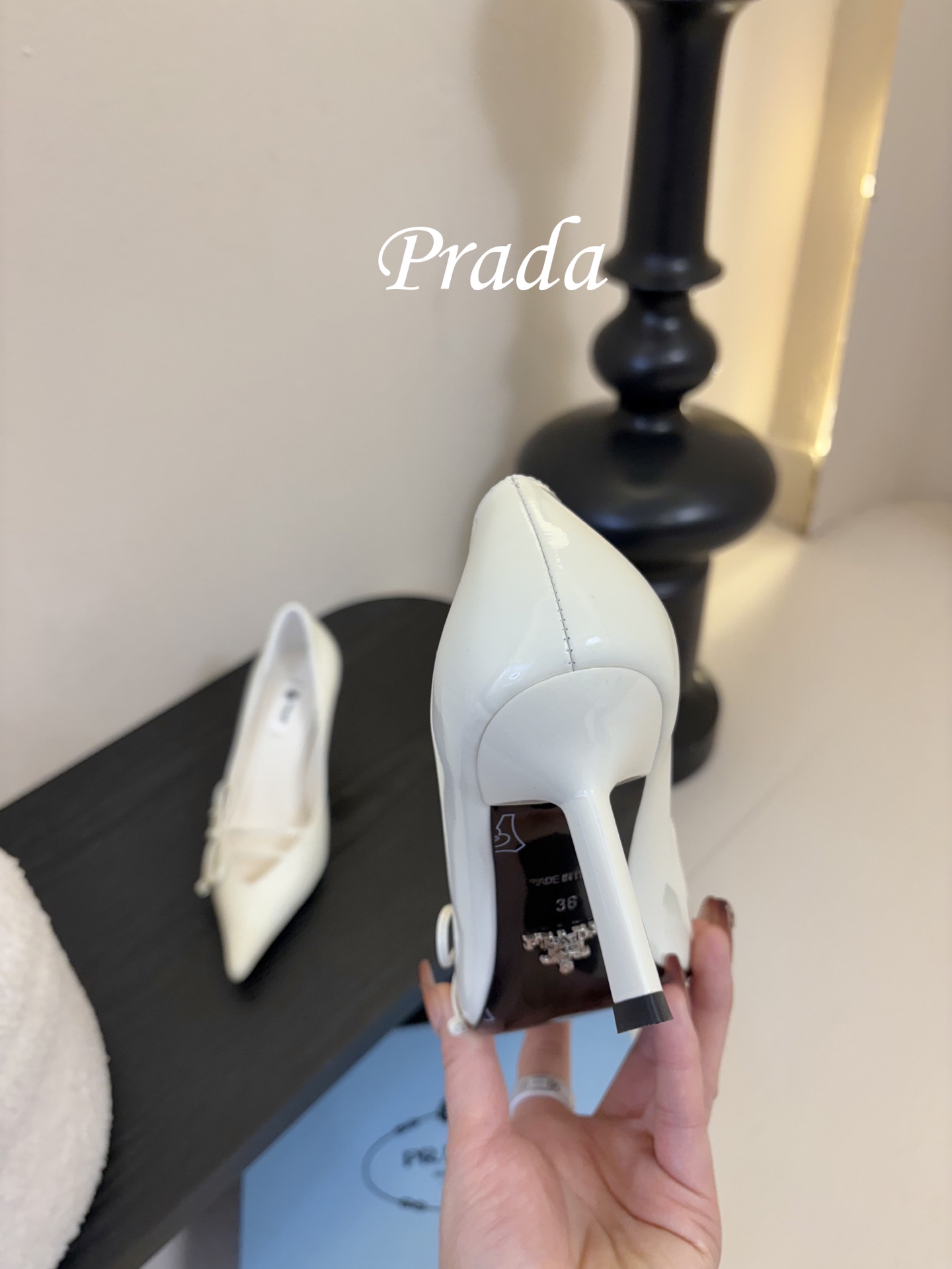 Prad* 26ss经典款三角标尖头小高跟单鞋采用锐利尖头+几何三角标的组合，鞋头处的三角拼接是品牌辨识