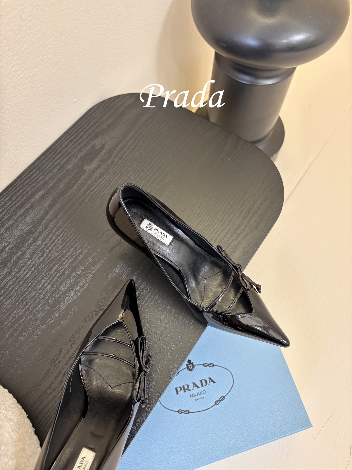 Prad* 26ss经典款三角标尖头小高跟单鞋采用锐利尖头+几何三角标的组合，鞋头处的三角拼接是品牌辨识