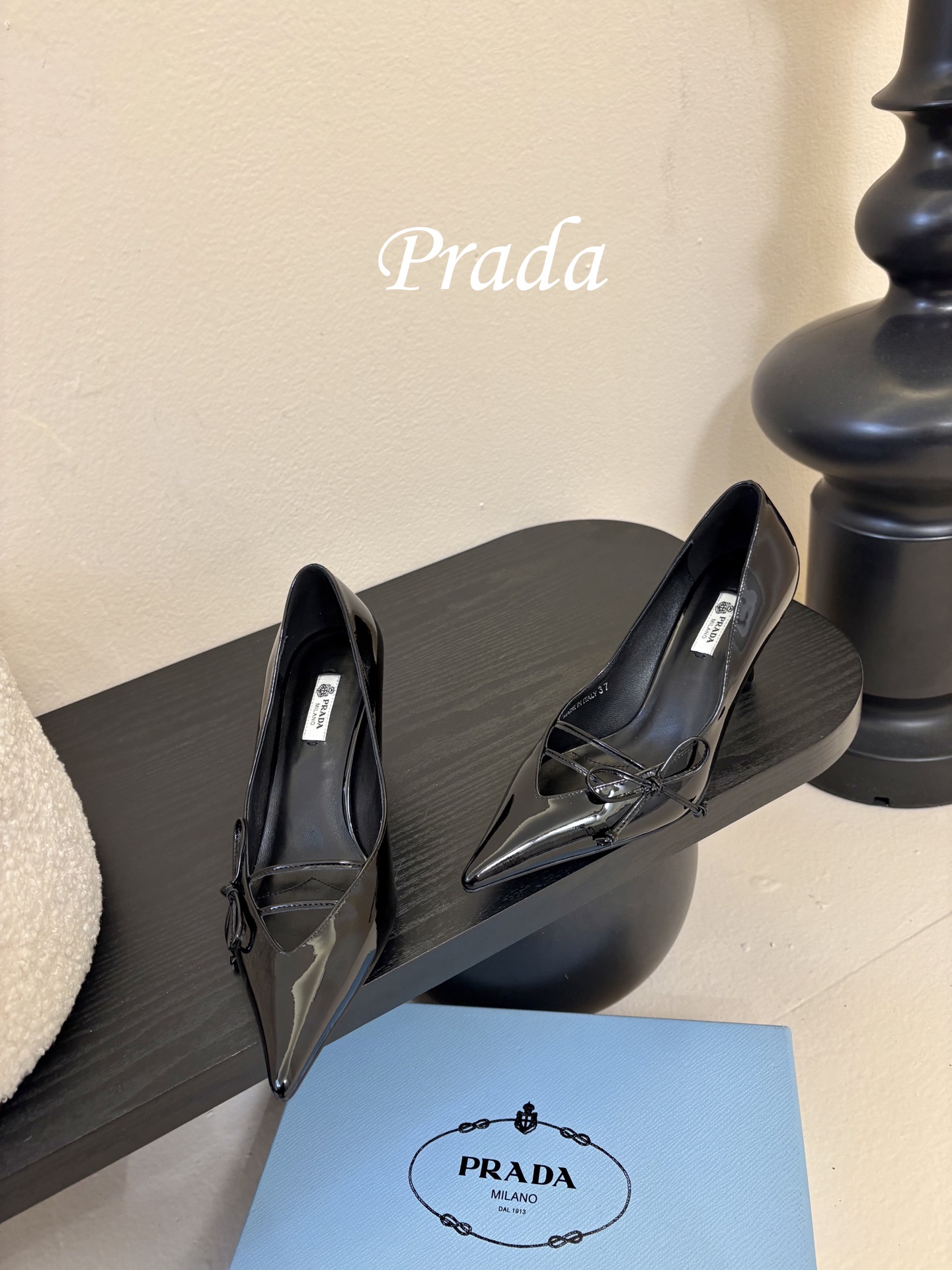 Prad* 26ss经典款三角标尖头小高跟单鞋采用锐利尖头+几何三角标的组合，鞋头处的三角拼接是品牌辨识