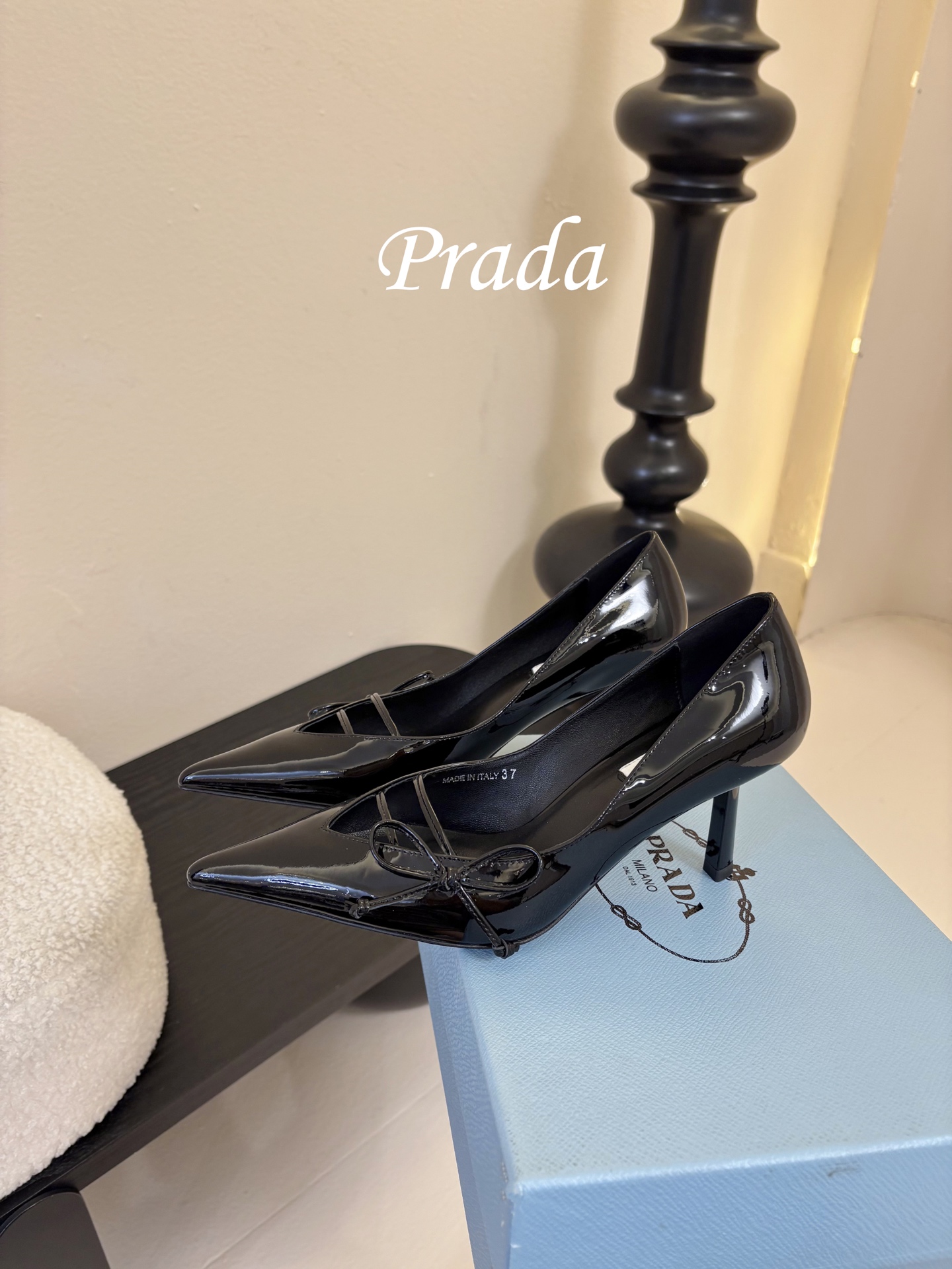 Prad* 26ss经典款三角标尖头小高跟单鞋采用锐利尖头+几何三角标的组合，鞋头处的三角拼接是品牌辨识