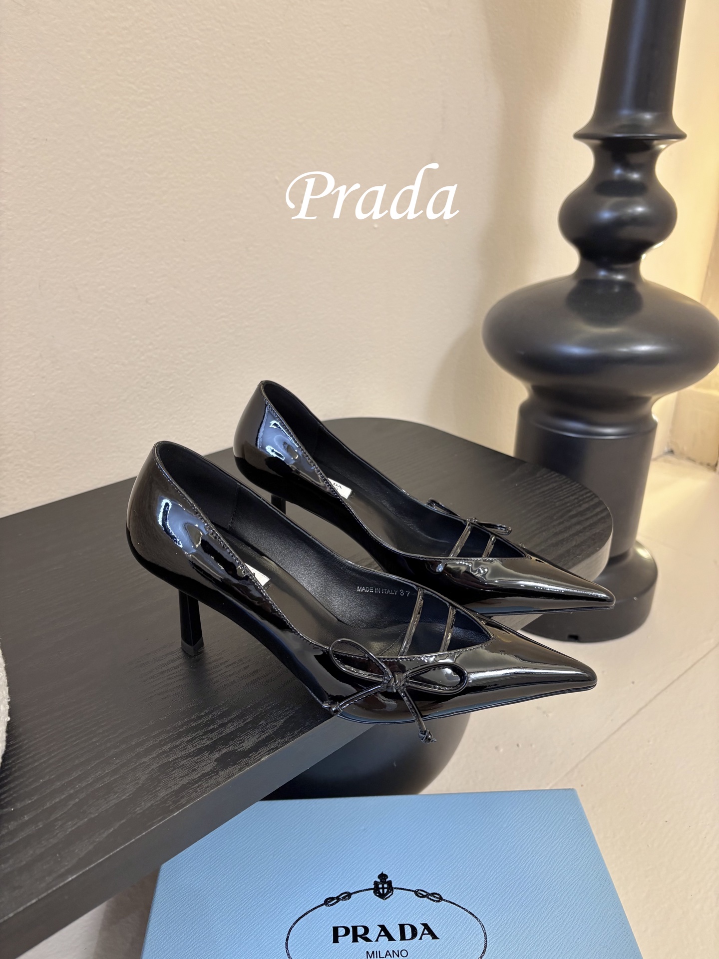 Prad* 26ss经典款三角标尖头小高跟单鞋采用锐利尖头+几何三角标的组合，鞋头处的三角拼接是品牌辨识