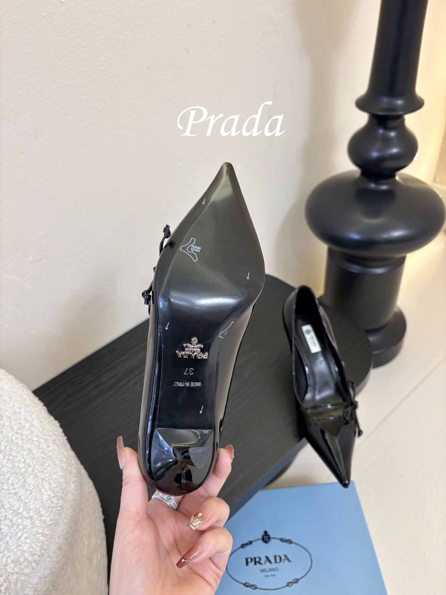 Prad* 26ss经典款三角标尖头小高跟单鞋采用锐利尖头+几何三角标的组合，鞋头处的三角拼接是品牌辨识