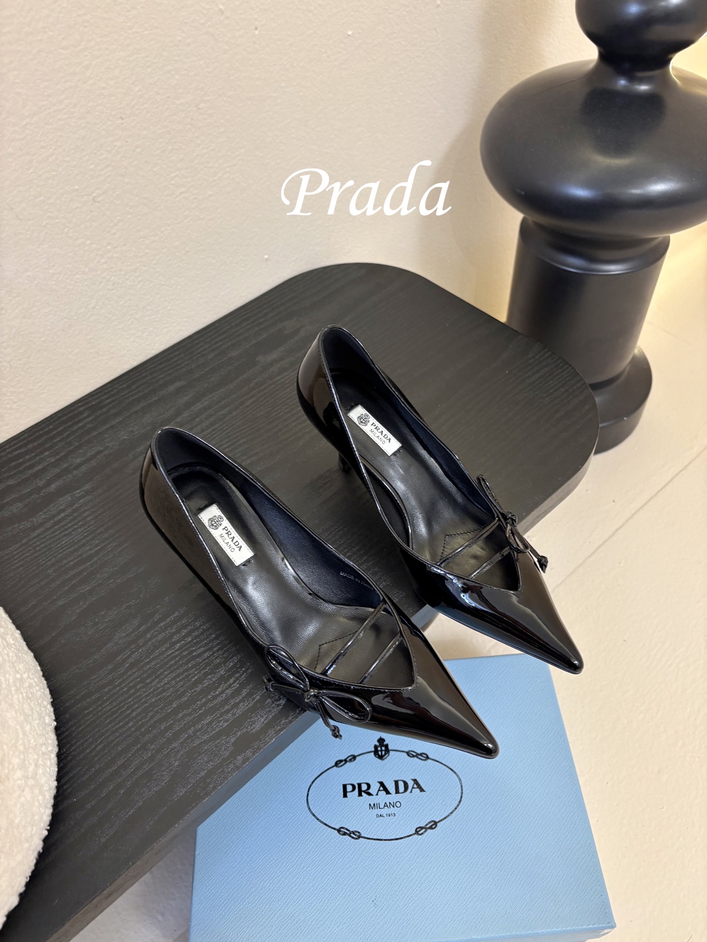 Prad* 26ss经典款三角标尖头小高跟单鞋采用锐利尖头+几何三角标的组合，鞋头处的三角拼接是品牌辨识