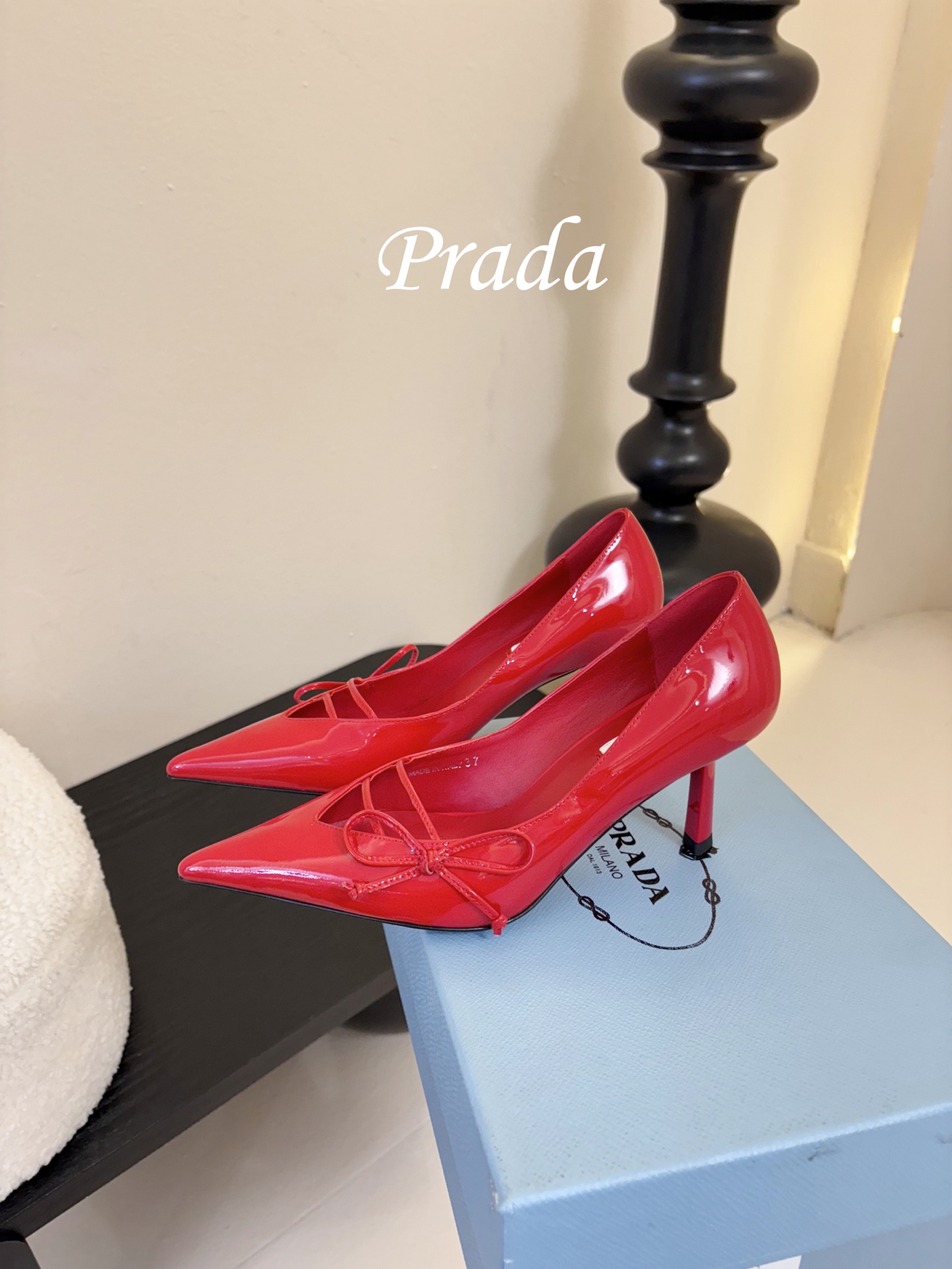 Prad* 26ss经典款三角标尖头小高跟单鞋采用锐利尖头+几何三角标的组合，鞋头处的三角拼接是品牌辨识