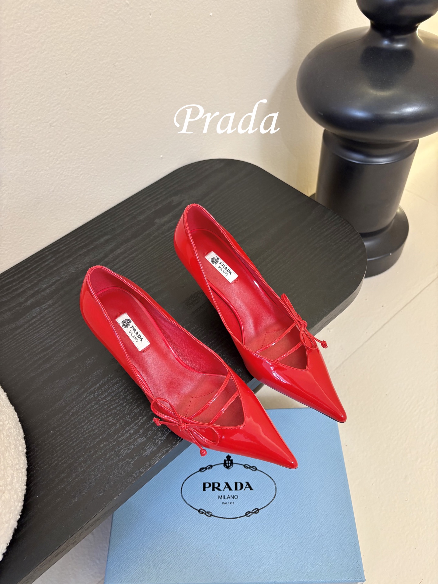 Prad* 26ss经典款三角标尖头小高跟单鞋采用锐利尖头+几何三角标的组合，鞋头处的三角拼接是品牌辨识