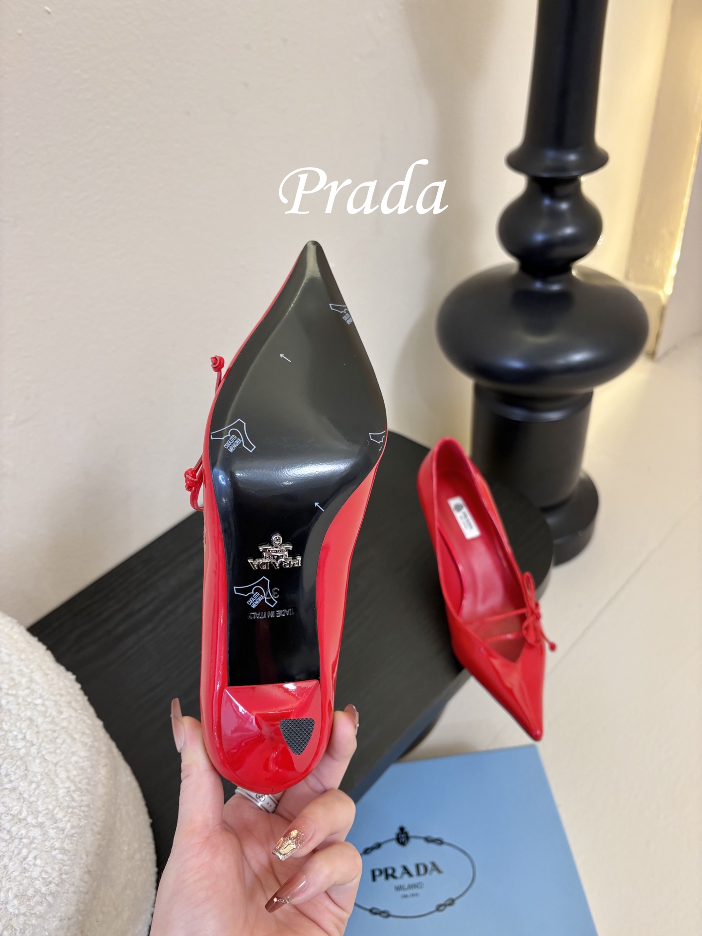 Prad* 26ss经典款三角标尖头小高跟单鞋采用锐利尖头+几何三角标的组合，鞋头处的三角拼接是品牌辨识