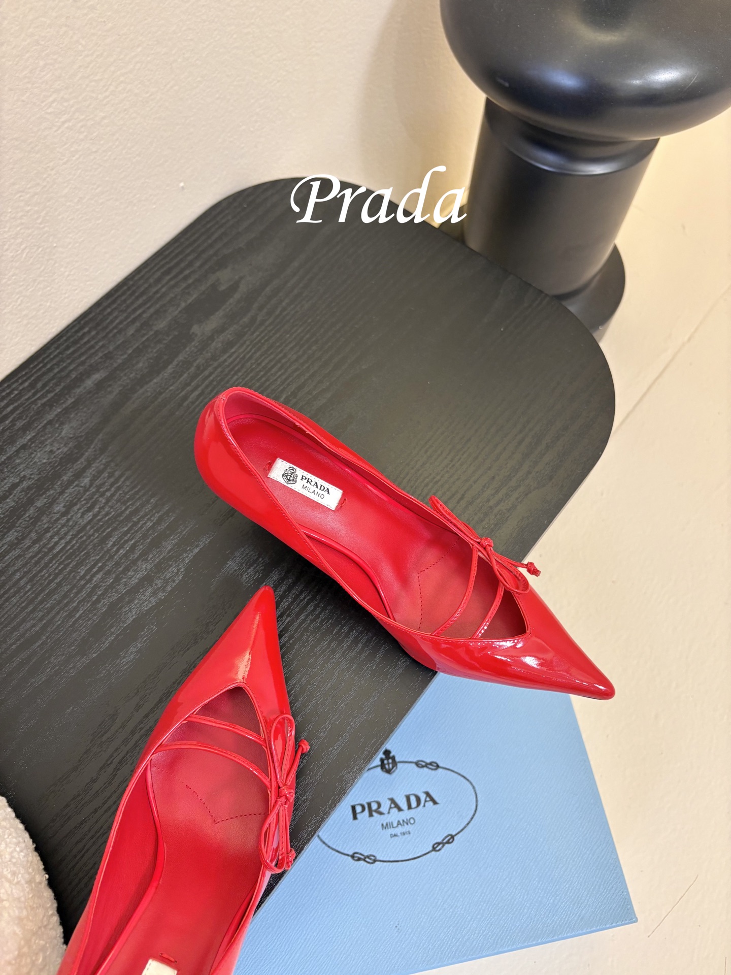 Prad* 26ss经典款三角标尖头小高跟单鞋采用锐利尖头+几何三角标的组合，鞋头处的三角拼接是品牌辨识