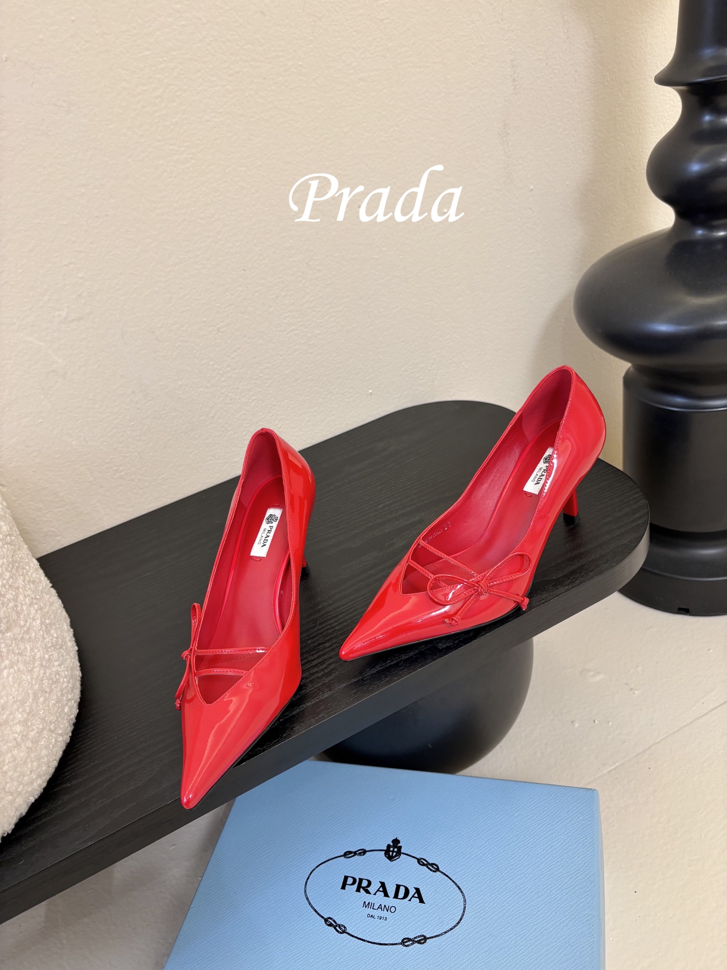 Prad* 26ss经典款三角标尖头小高跟单鞋采用锐利尖头+几何三角标的组合，鞋头处的三角拼接是品牌辨识