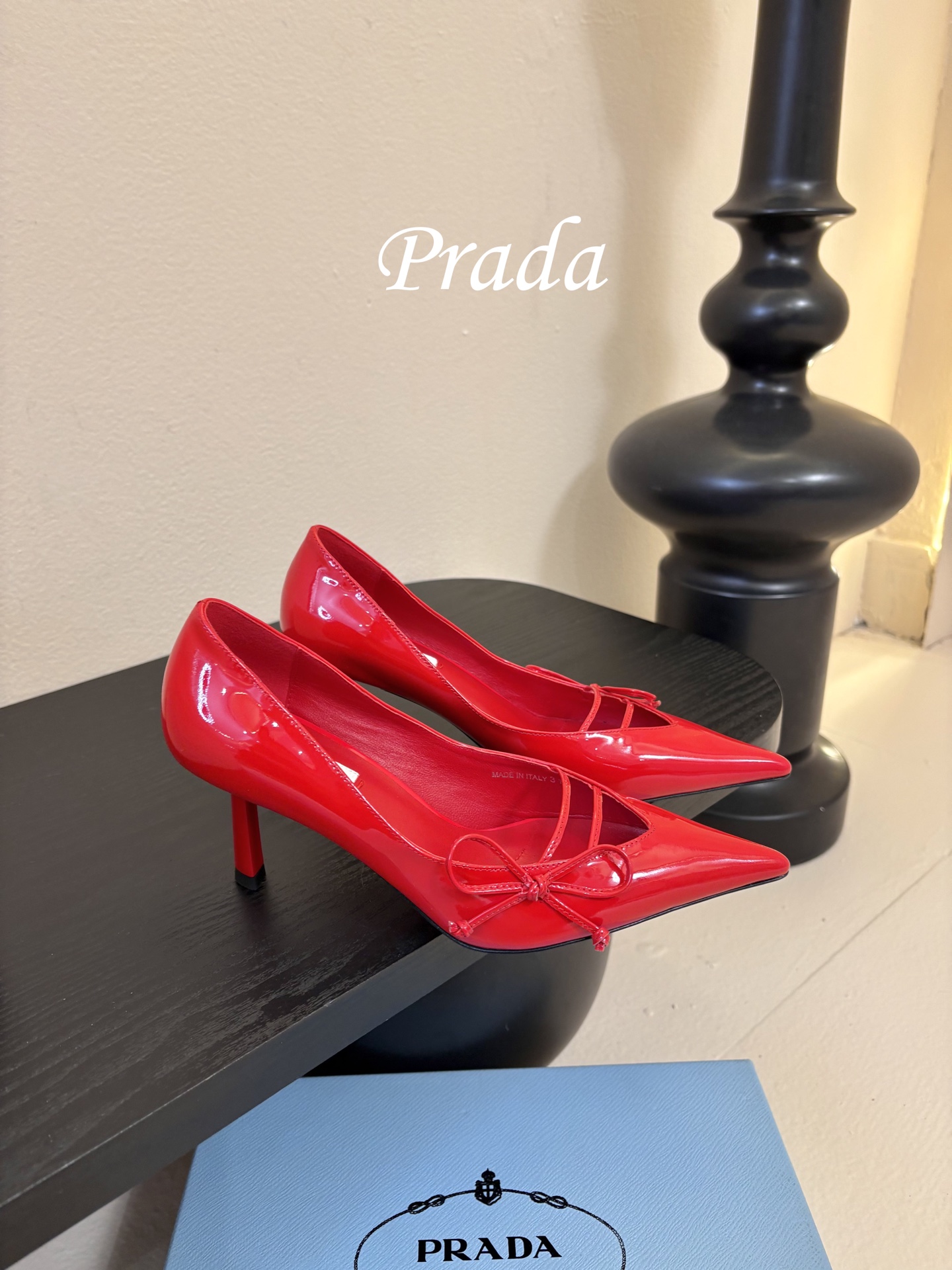 Prad* 26ss经典款三角标尖头小高跟单鞋采用锐利尖头+几何三角标的组合，鞋头处的三角拼接是品牌辨识