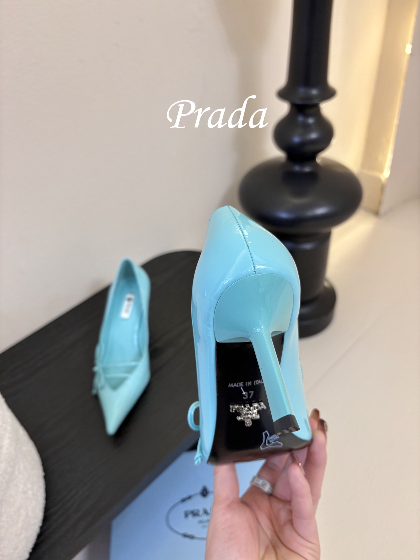 Prad* 26ss经典款三角标尖头小高跟单鞋采用锐利尖头+几何三角标的组合，鞋头处的三角拼接是品牌辨识