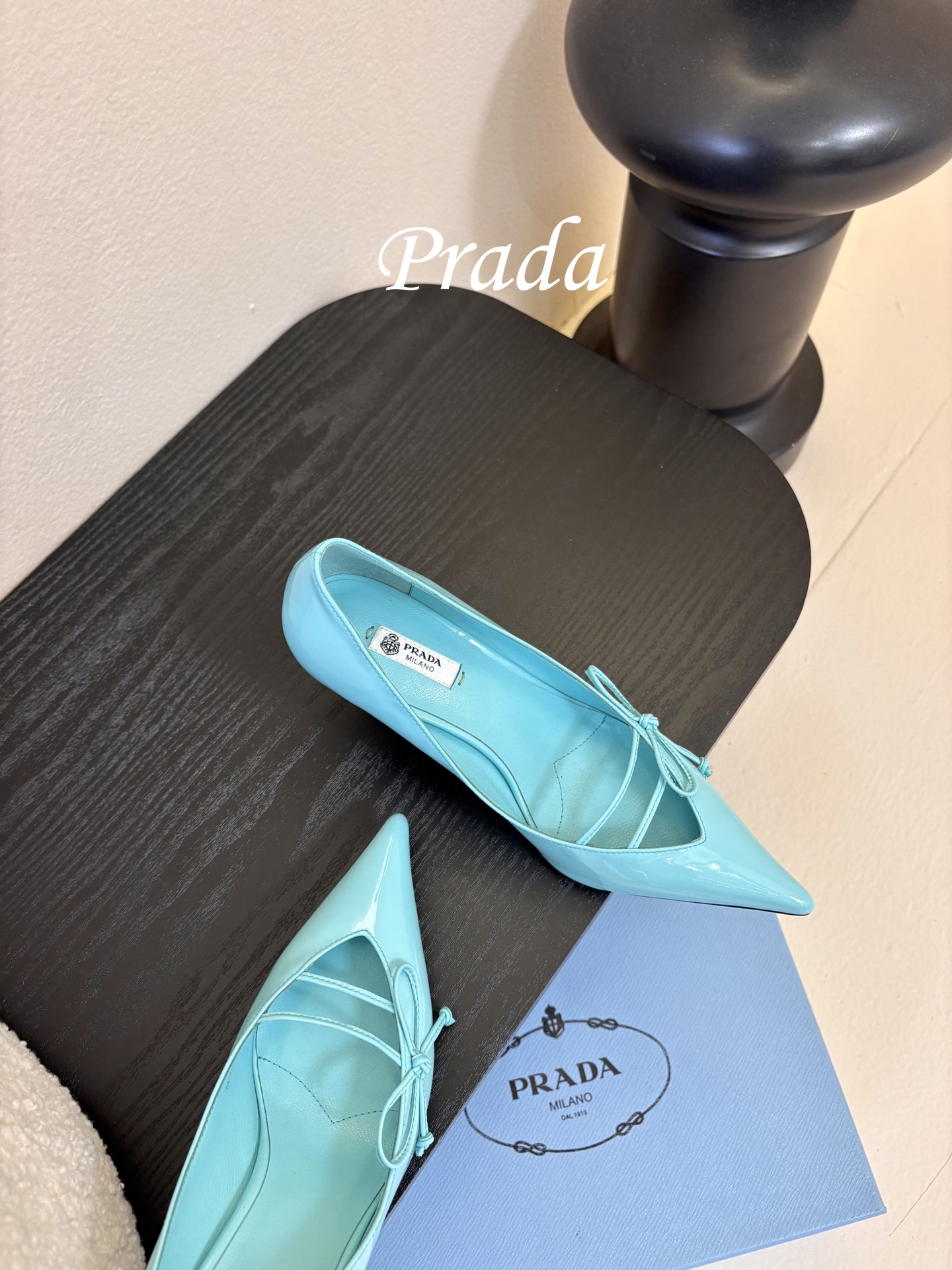 Prad* 26ss经典款三角标尖头小高跟单鞋采用锐利尖头+几何三角标的组合，鞋头处的三角拼接是品牌辨识