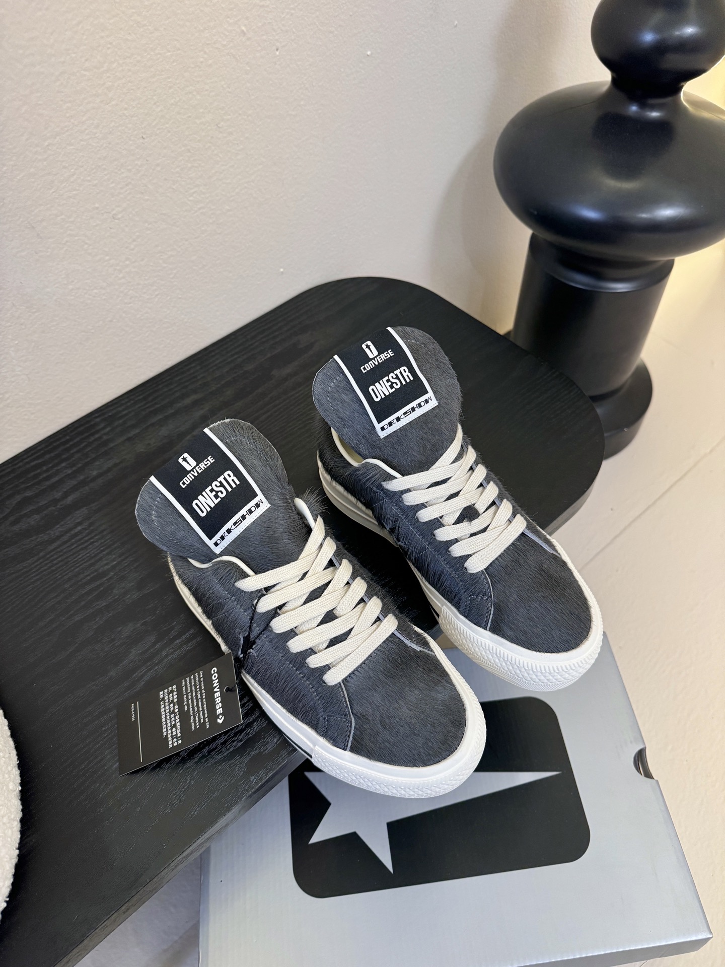 Converse One Star 26ss新款马毛系列板鞋休闲鞋鞋身采用柔软的马毛材质，触感顺滑且自带