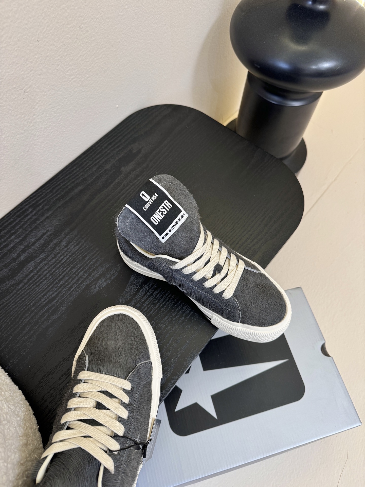 Converse One Star 26ss新款马毛系列板鞋休闲鞋鞋身采用柔软的马毛材质，触感顺滑且自带