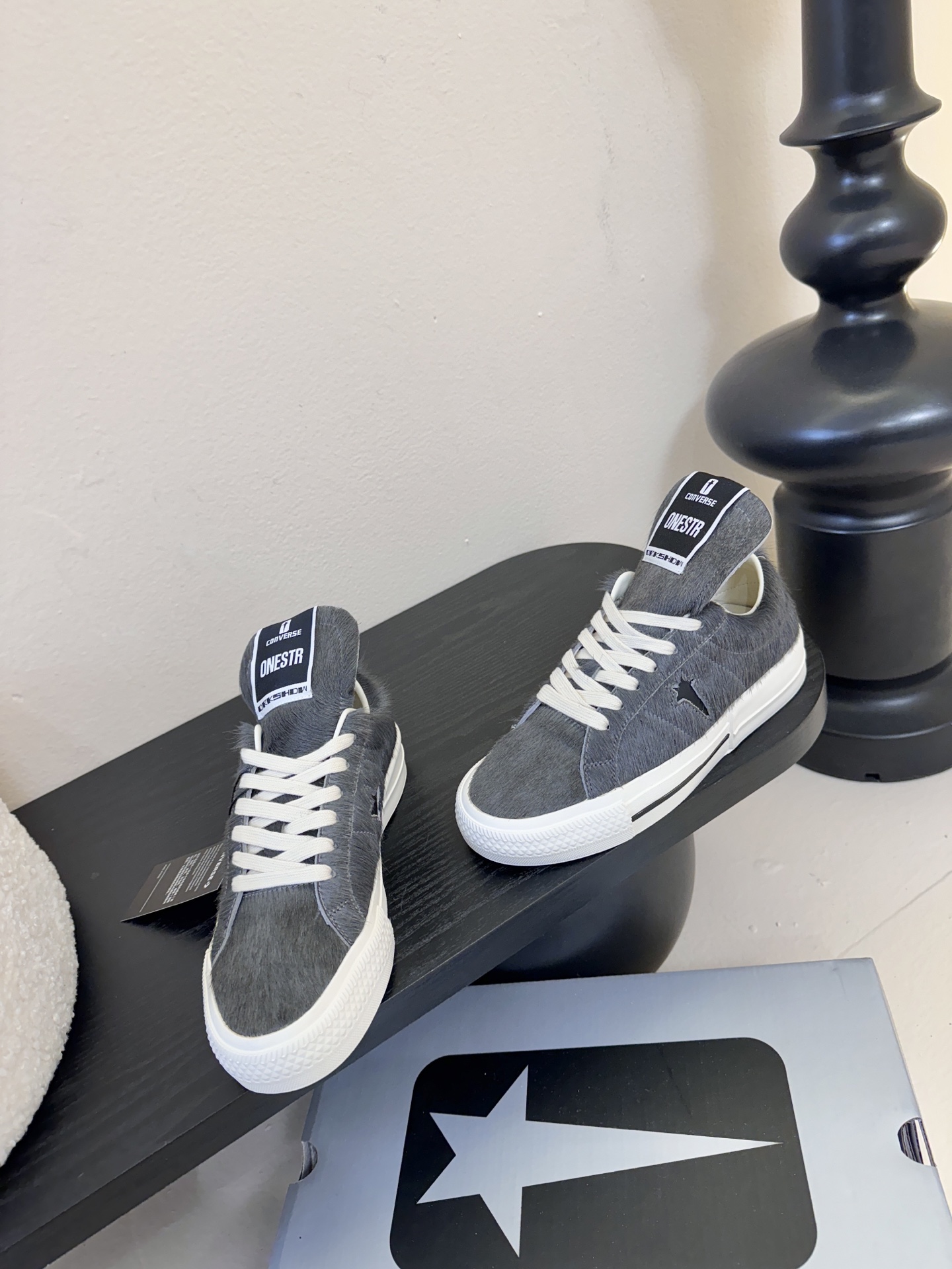 Converse One Star 26ss新款马毛系列板鞋休闲鞋鞋身采用柔软的马毛材质，触感顺滑且自带