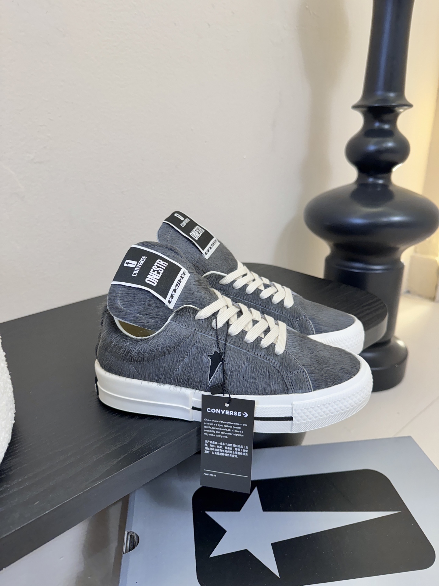 Converse One Star 26ss新款马毛系列板鞋休闲鞋鞋身采用柔软的马毛材质，触感顺滑且自带