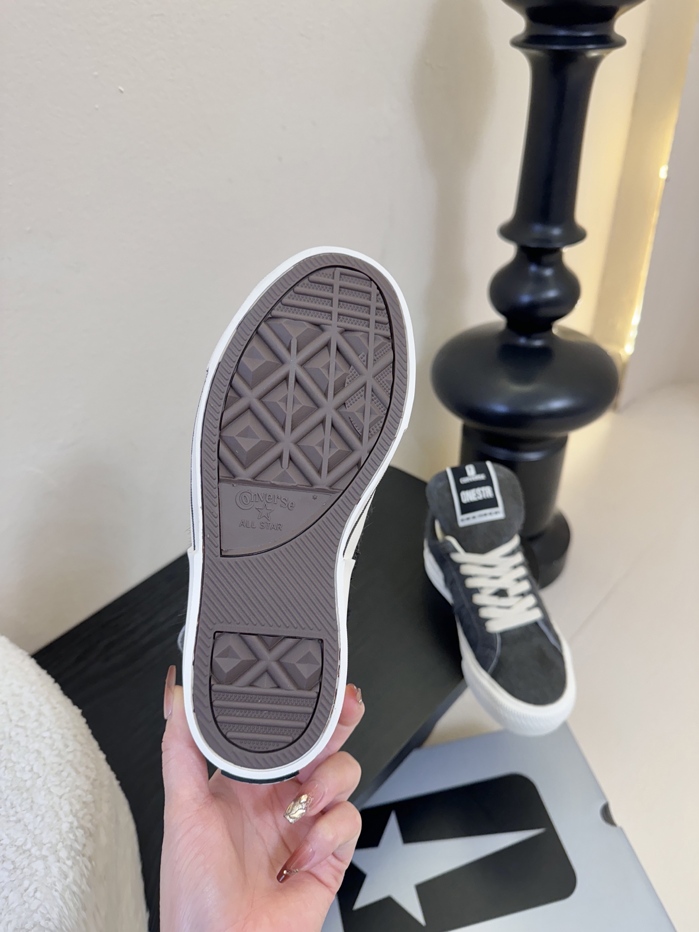 Converse One Star 26ss新款马毛系列板鞋休闲鞋鞋身采用柔软的马毛材质，触感顺滑且自带