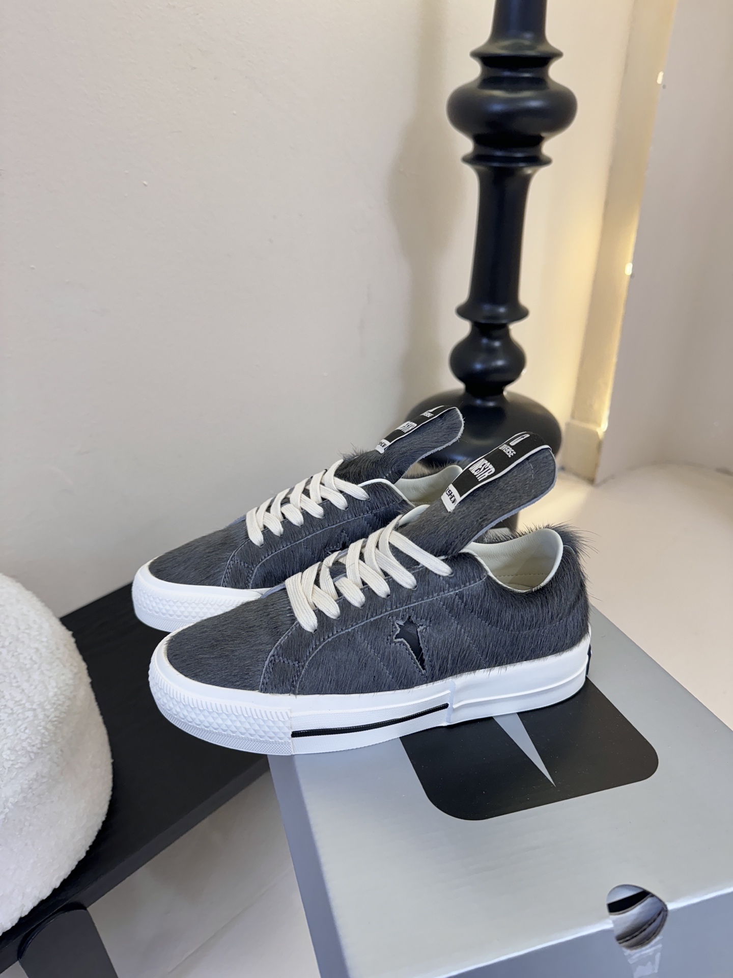 Converse One Star 26ss新款马毛系列板鞋休闲鞋鞋身采用柔软的马毛材质，触感顺滑且自带