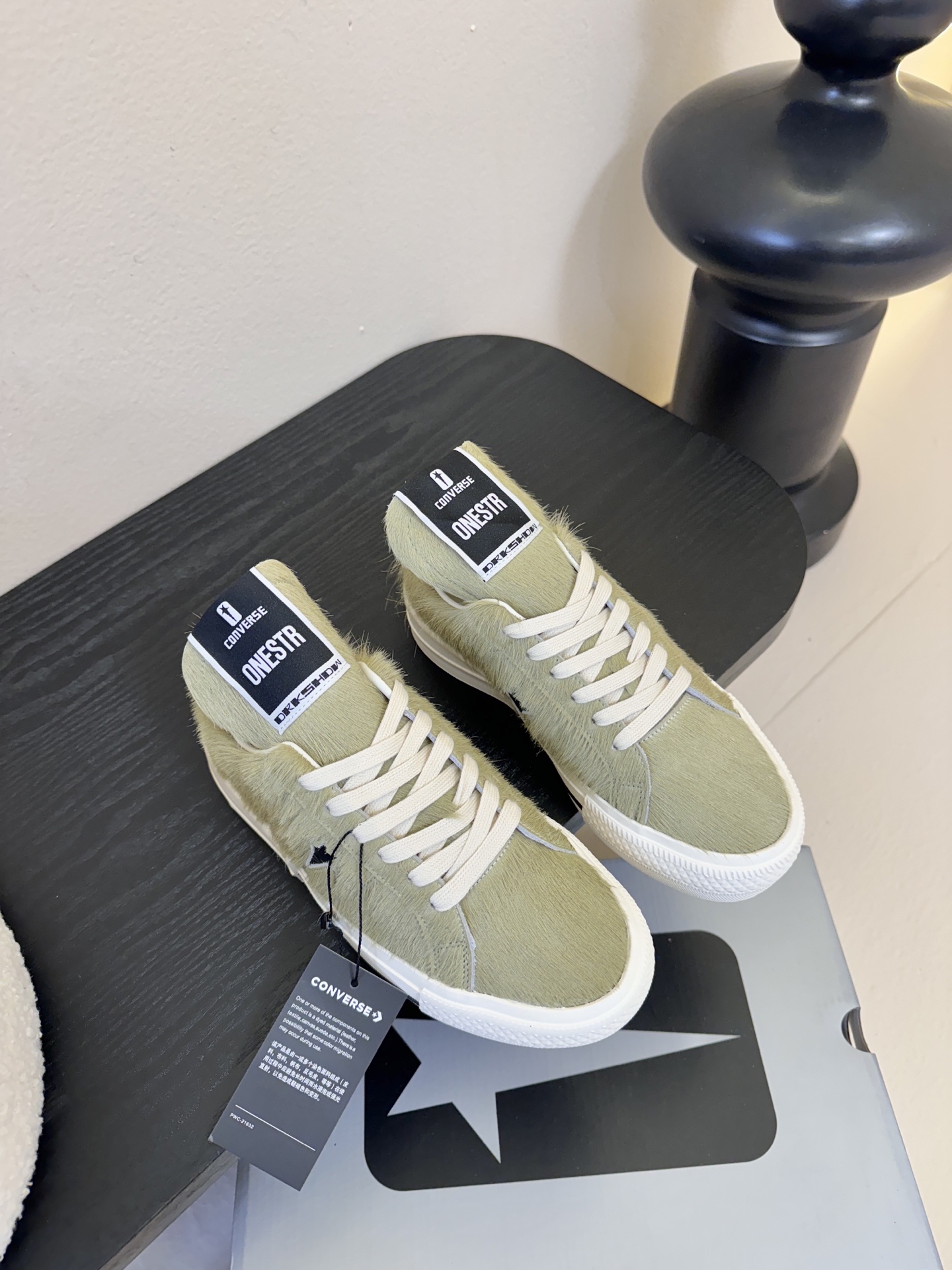 Converse One Star 26ss新款马毛系列板鞋休闲鞋鞋身采用柔软的马毛材质，触感顺滑且自带