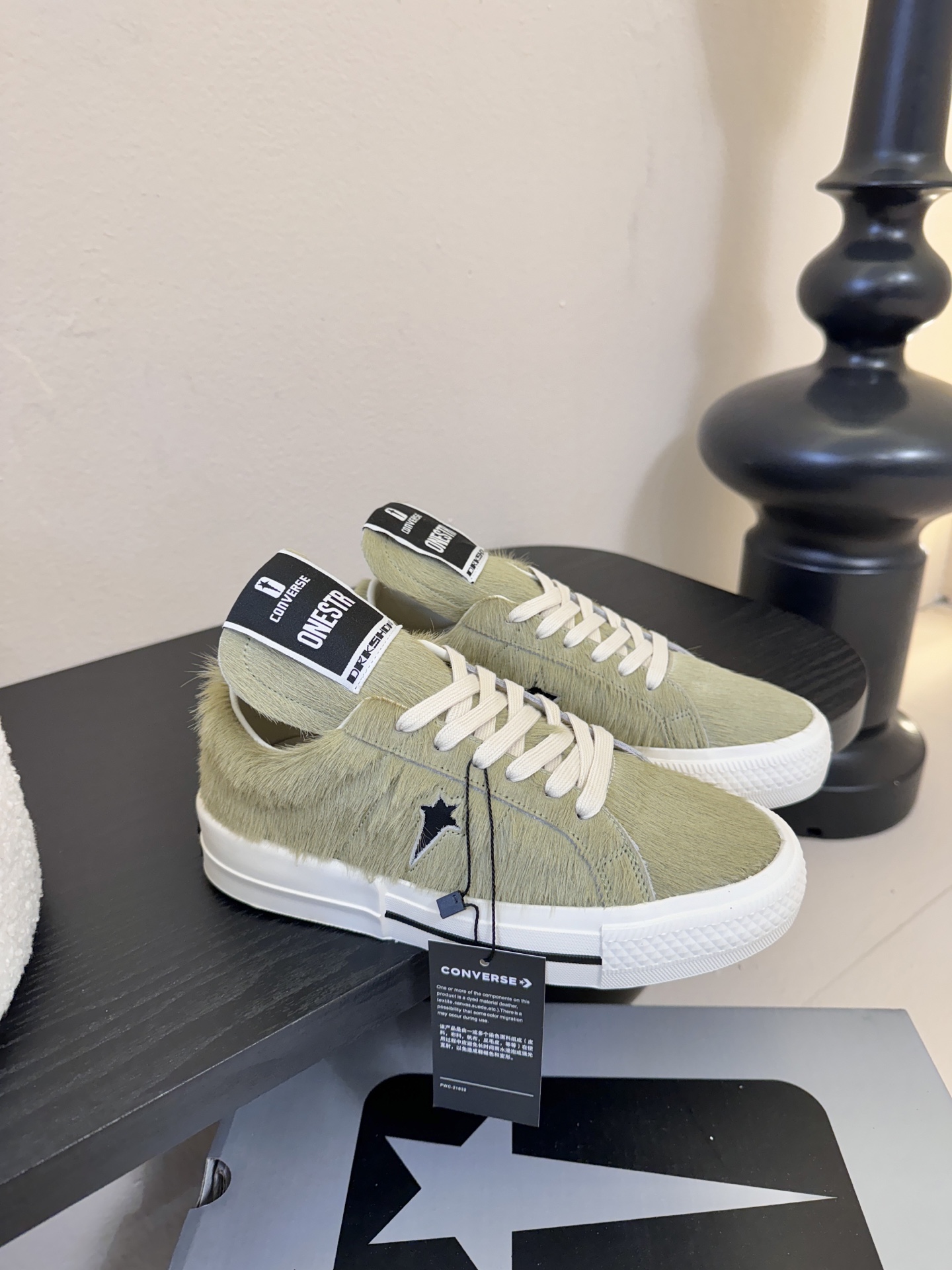 Converse One Star 26ss新款马毛系列板鞋休闲鞋鞋身采用柔软的马毛材质，触感顺滑且自带