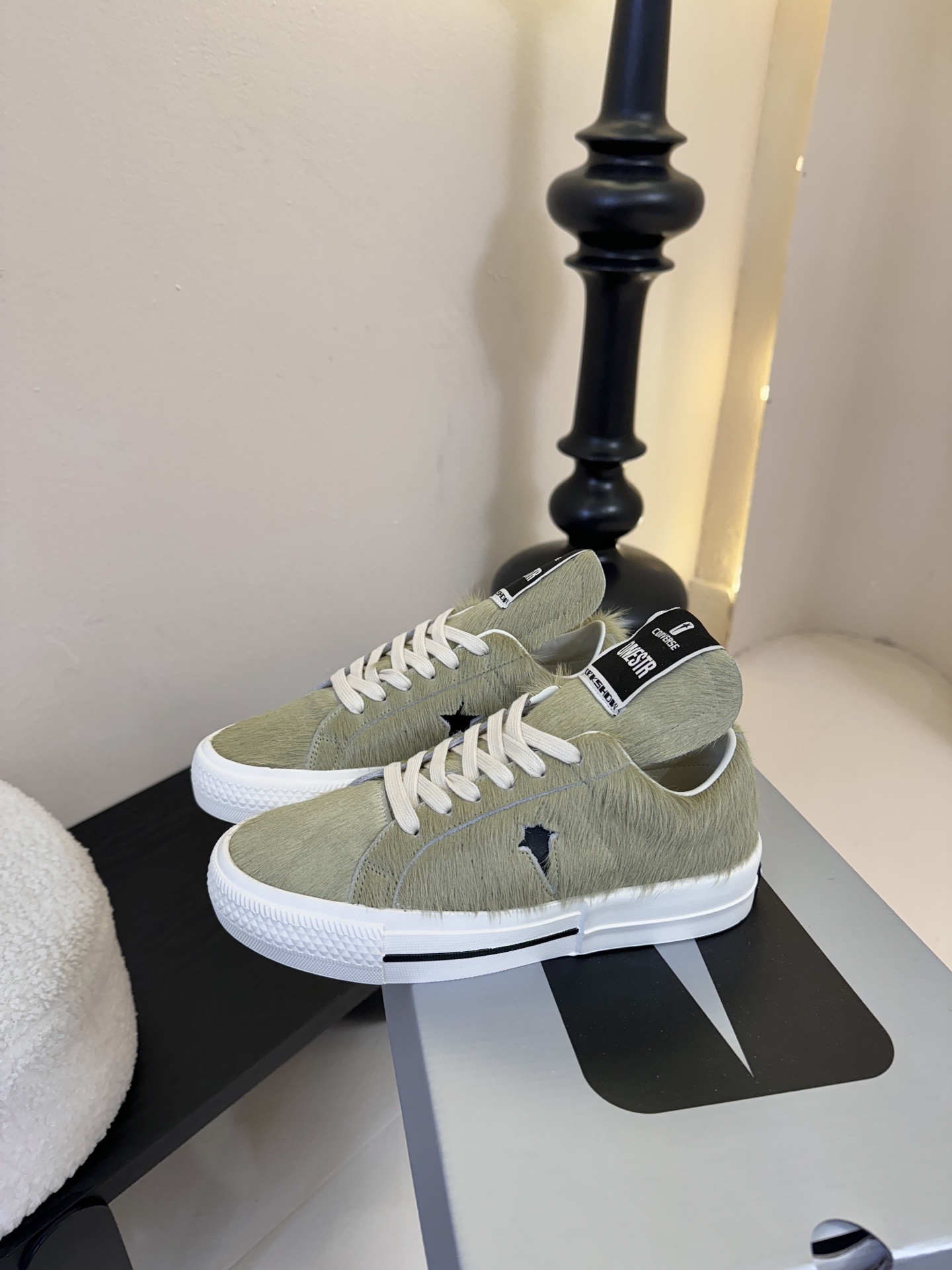 Converse One Star 26ss新款马毛系列板鞋休闲鞋鞋身采用柔软的马毛材质，触感顺滑且自带