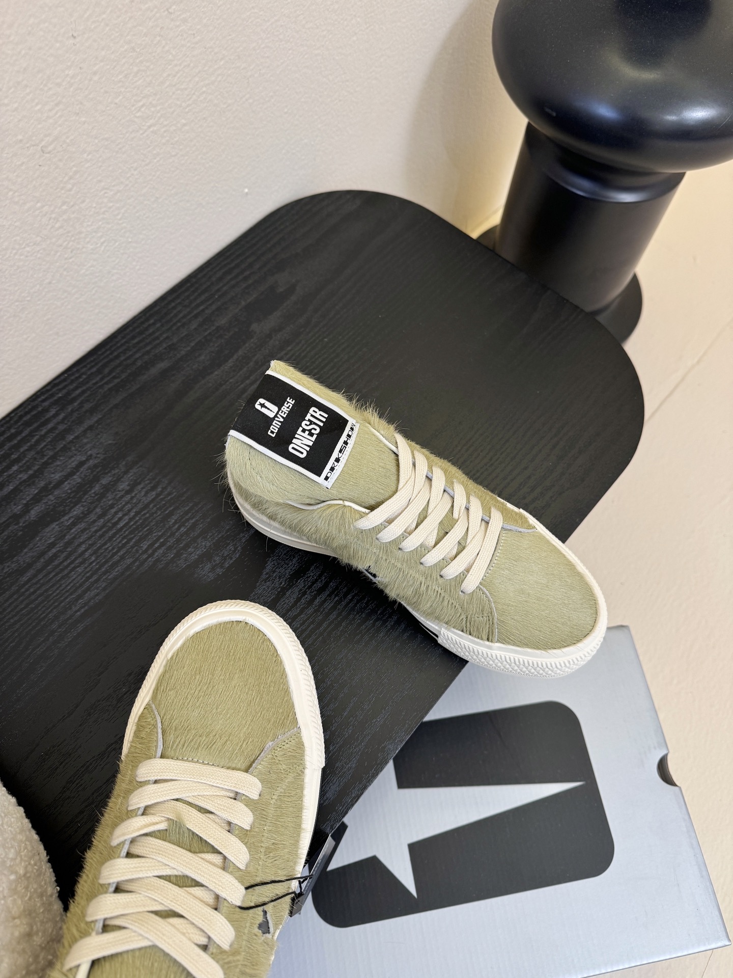 Converse One Star 26ss新款马毛系列板鞋休闲鞋鞋身采用柔软的马毛材质，触感顺滑且自带