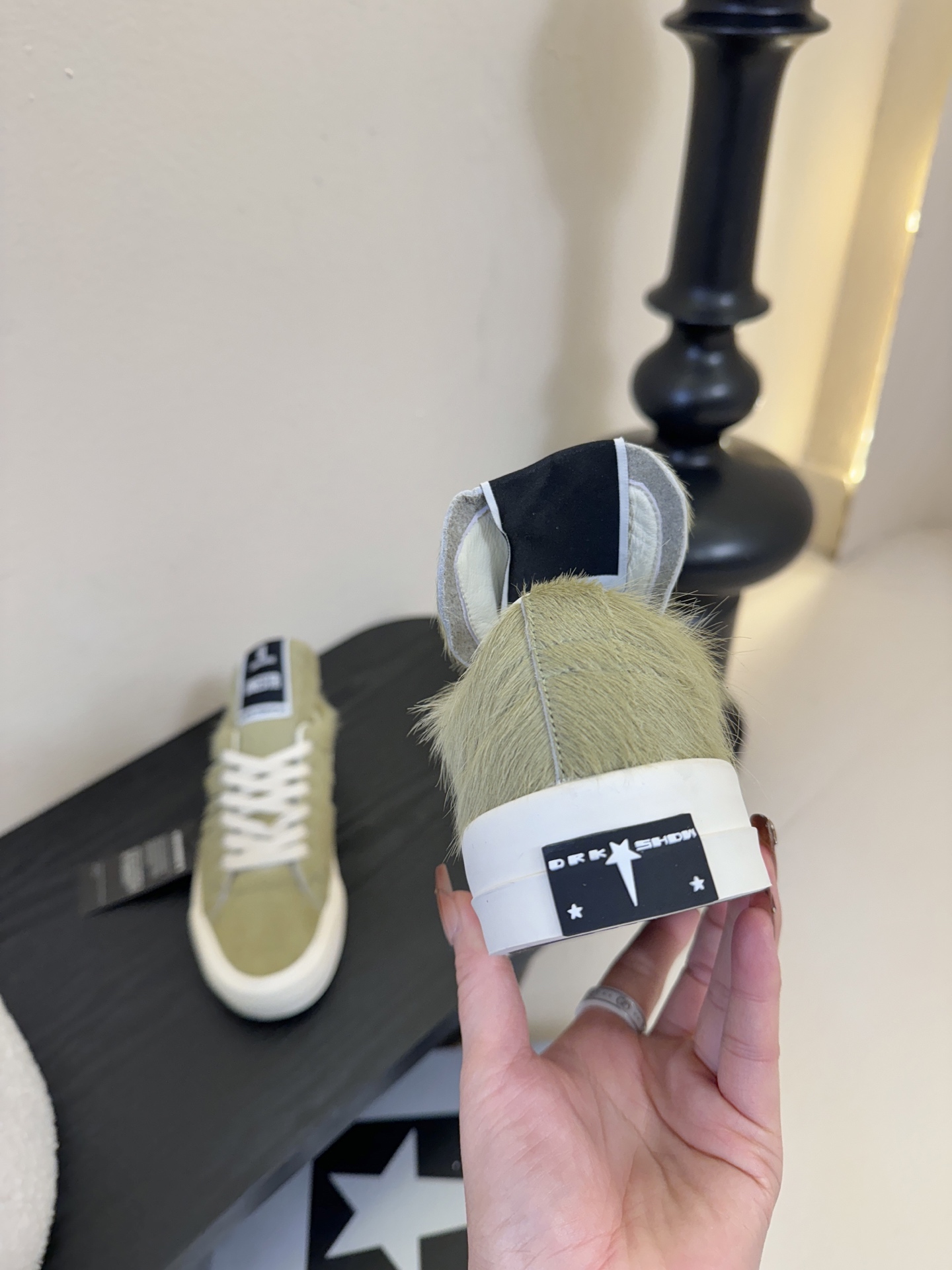 Converse One Star 26ss新款马毛系列板鞋休闲鞋鞋身采用柔软的马毛材质，触感顺滑且自带