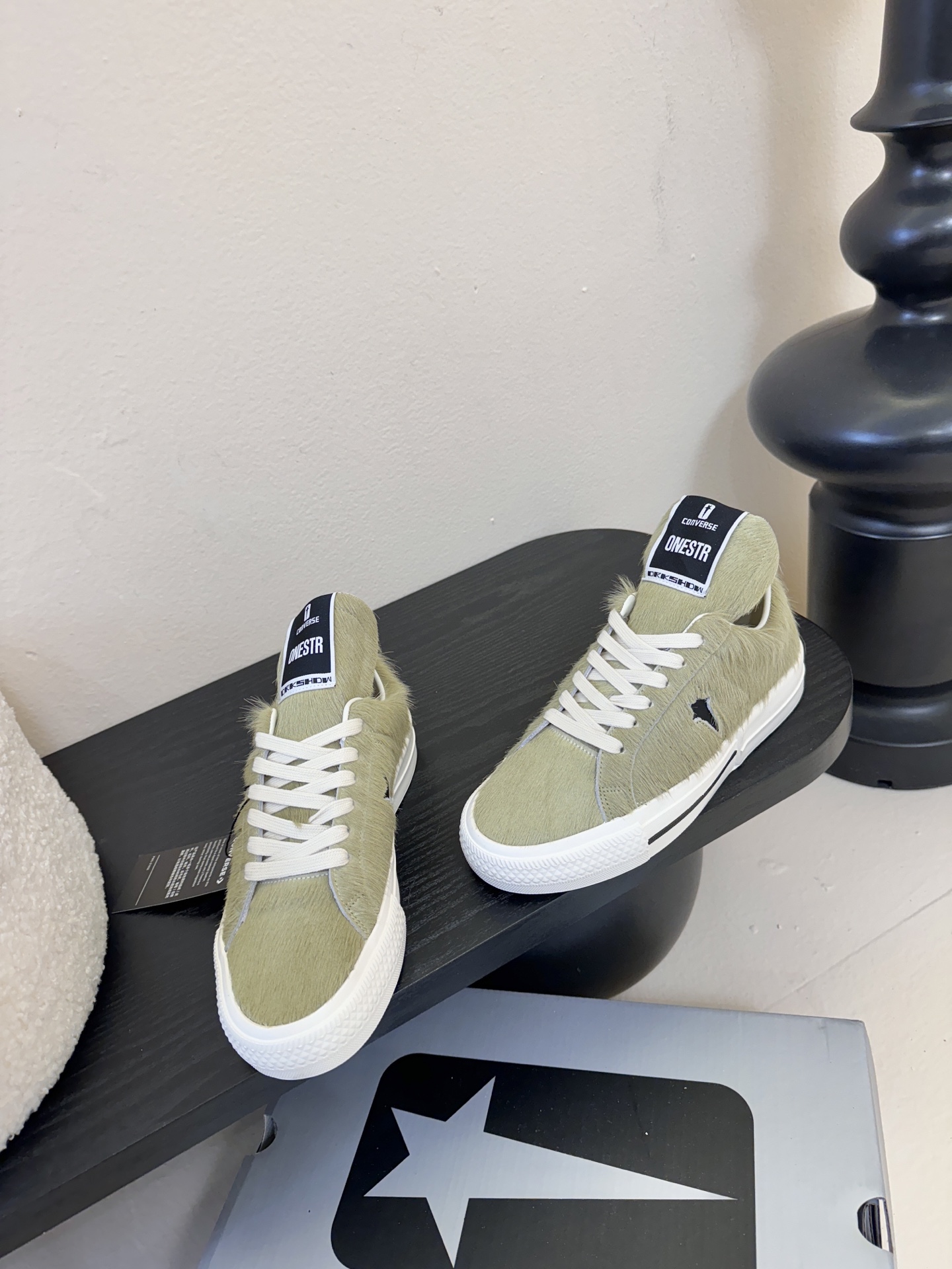 Converse One Star 26ss新款马毛系列板鞋休闲鞋鞋身采用柔软的马毛材质，触感顺滑且自带