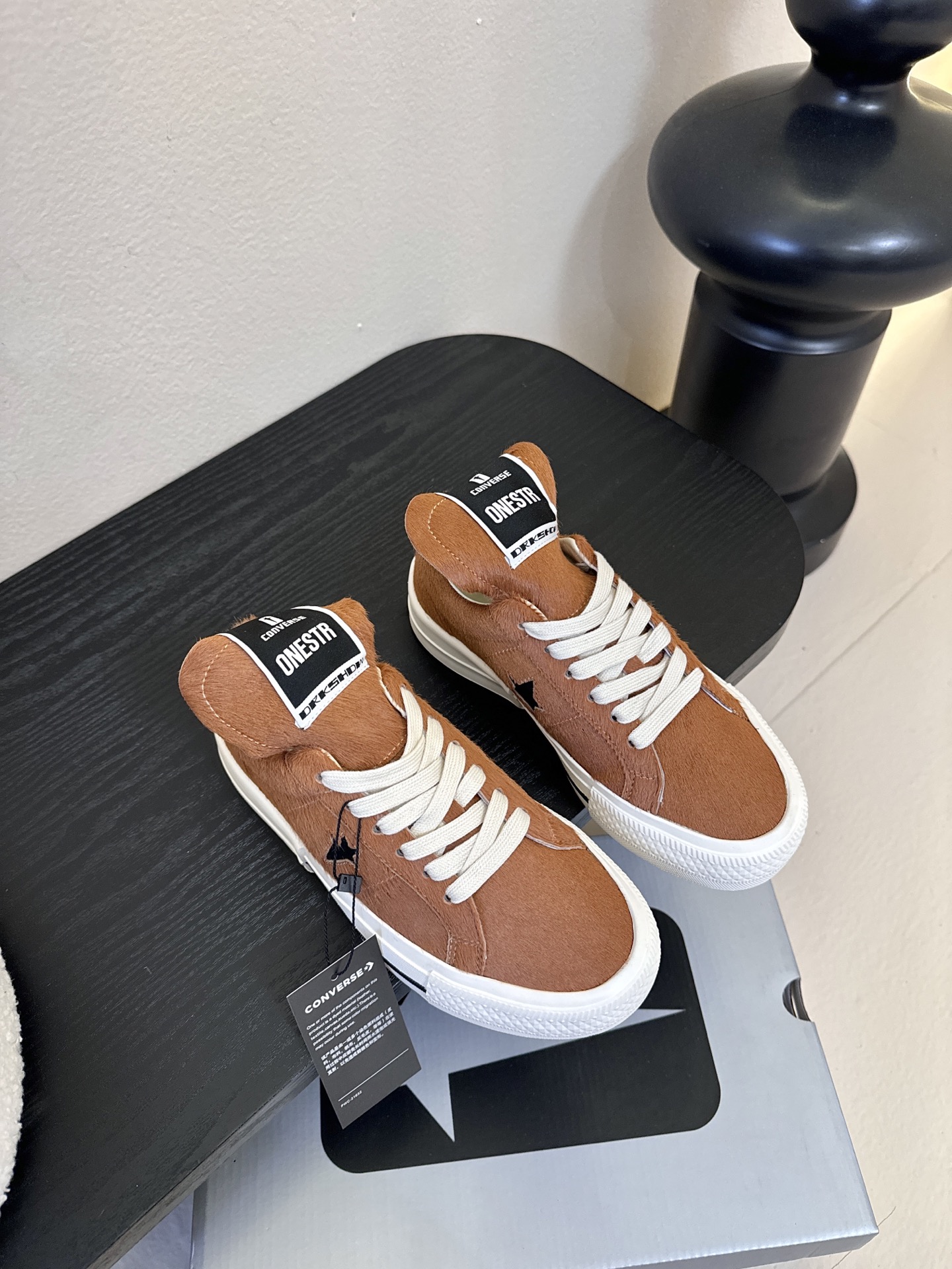 Converse One Star 26ss新款马毛系列板鞋休闲鞋鞋身采用柔软的马毛材质，触感顺滑且自带