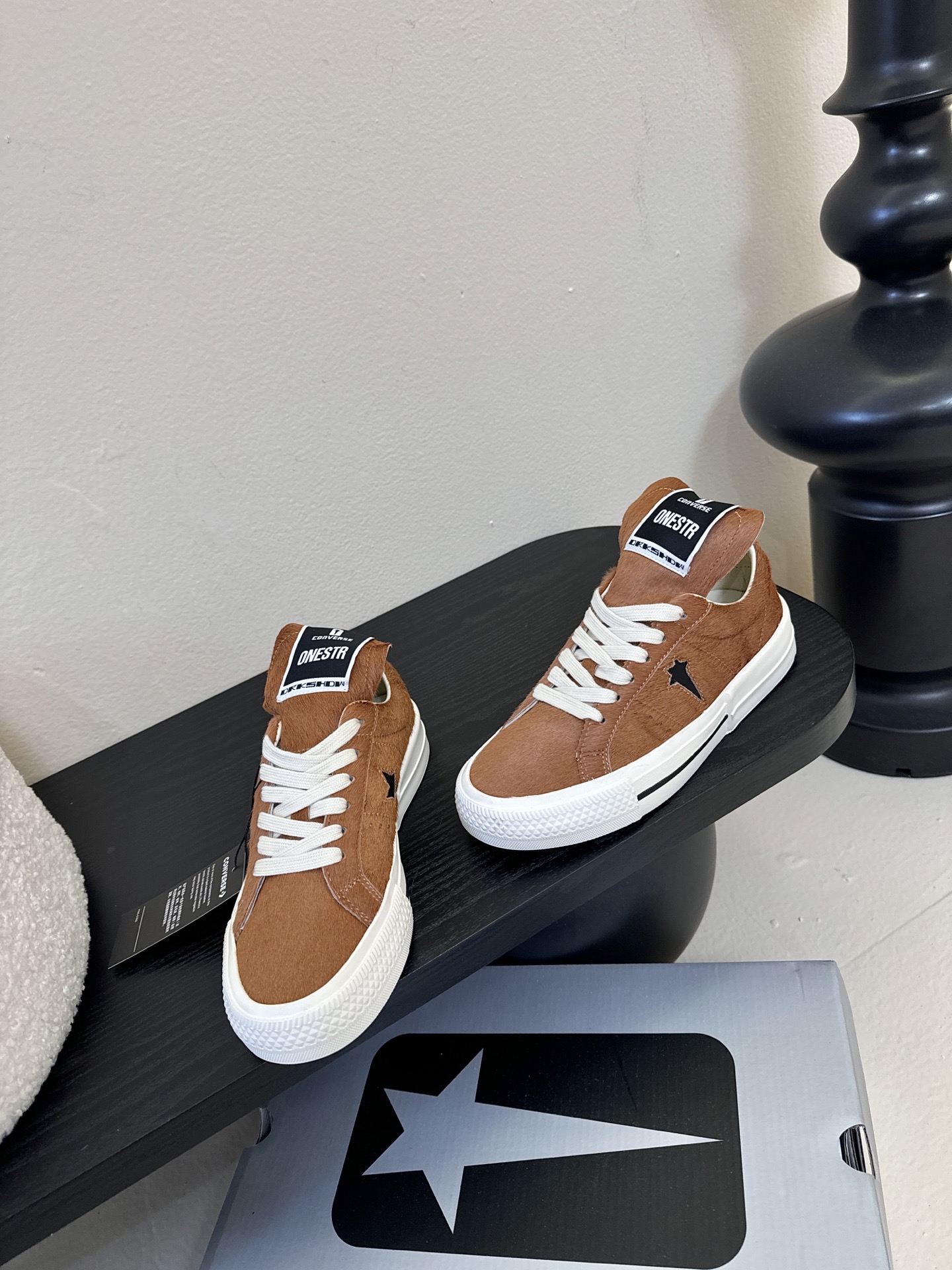 Converse One Star 26ss新款马毛系列板鞋休闲鞋鞋身采用柔软的马毛材质，触感顺滑且自带