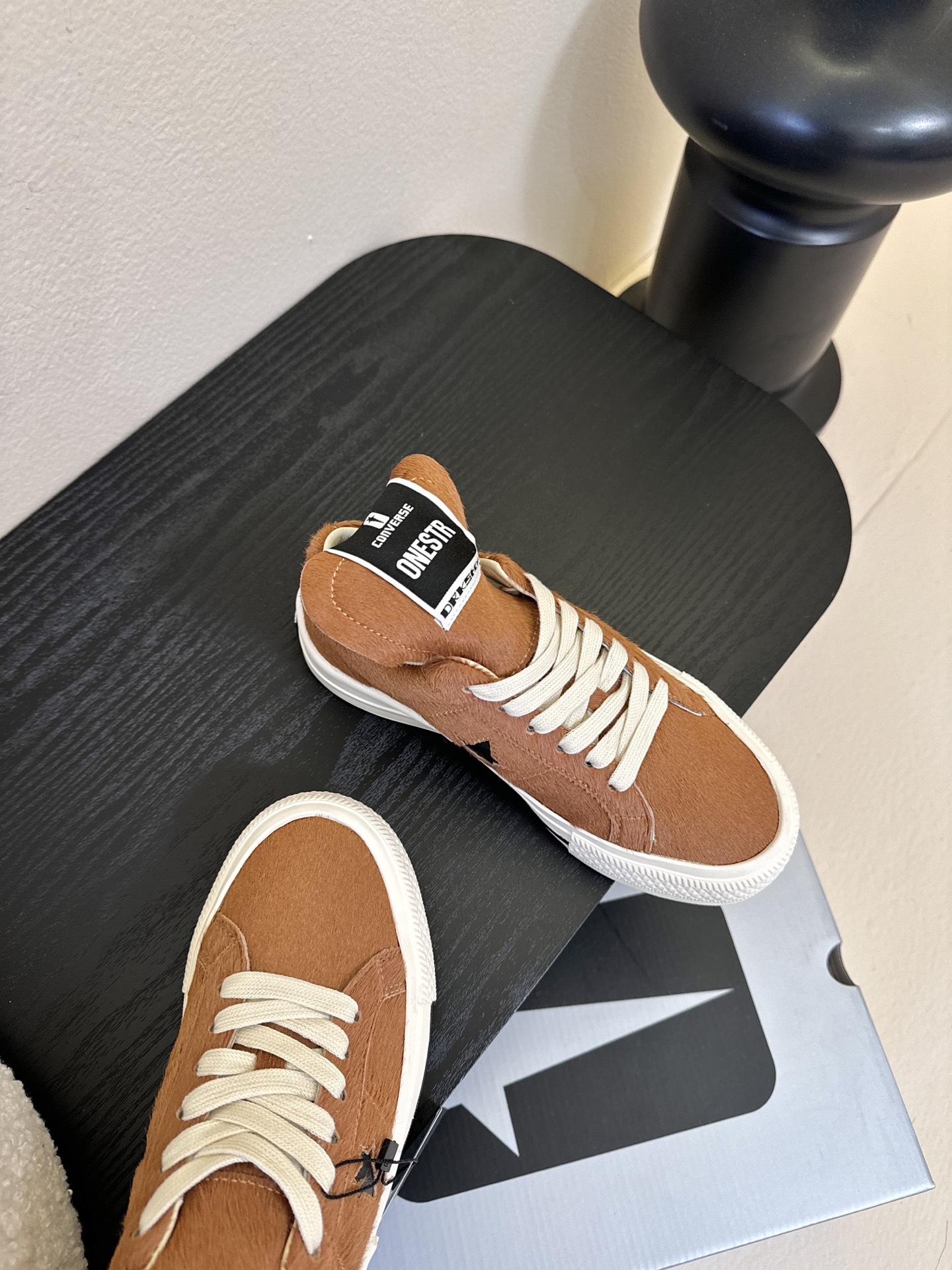 Converse One Star 26ss新款马毛系列板鞋休闲鞋鞋身采用柔软的马毛材质，触感顺滑且自带
