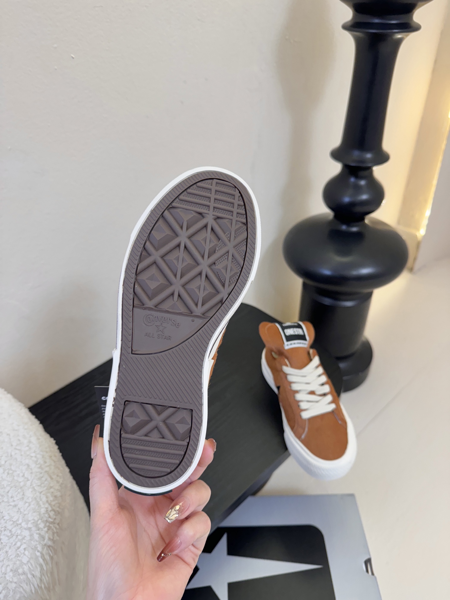 Converse One Star 26ss新款马毛系列板鞋休闲鞋鞋身采用柔软的马毛材质，触感顺滑且自带