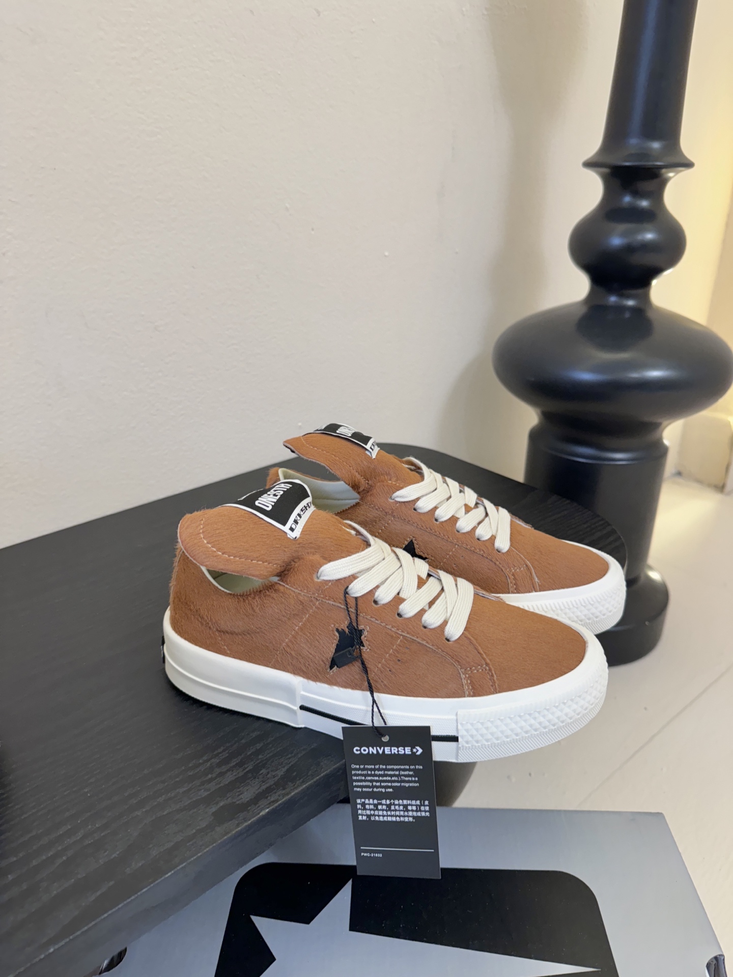 Converse One Star 26ss新款马毛系列板鞋休闲鞋鞋身采用柔软的马毛材质，触感顺滑且自带