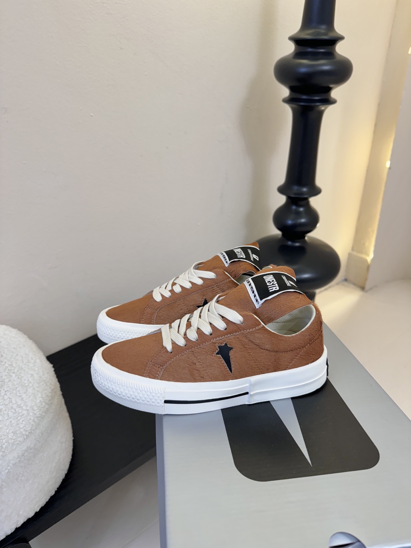 Converse One Star 26ss新款马毛系列板鞋休闲鞋鞋身采用柔软的马毛材质，触感顺滑且自带