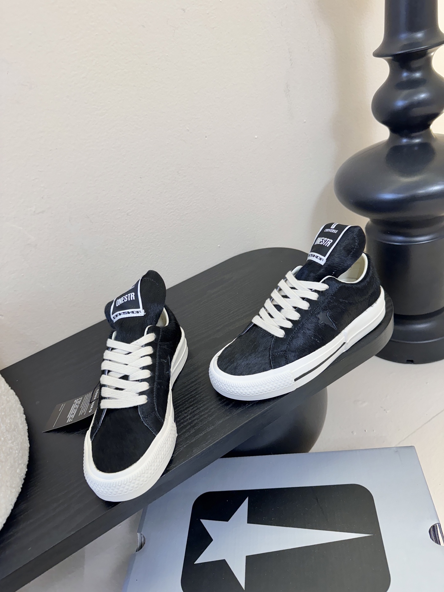 Converse One Star 26ss新款马毛系列板鞋休闲鞋鞋身采用柔软的马毛材质，触感顺滑且自带